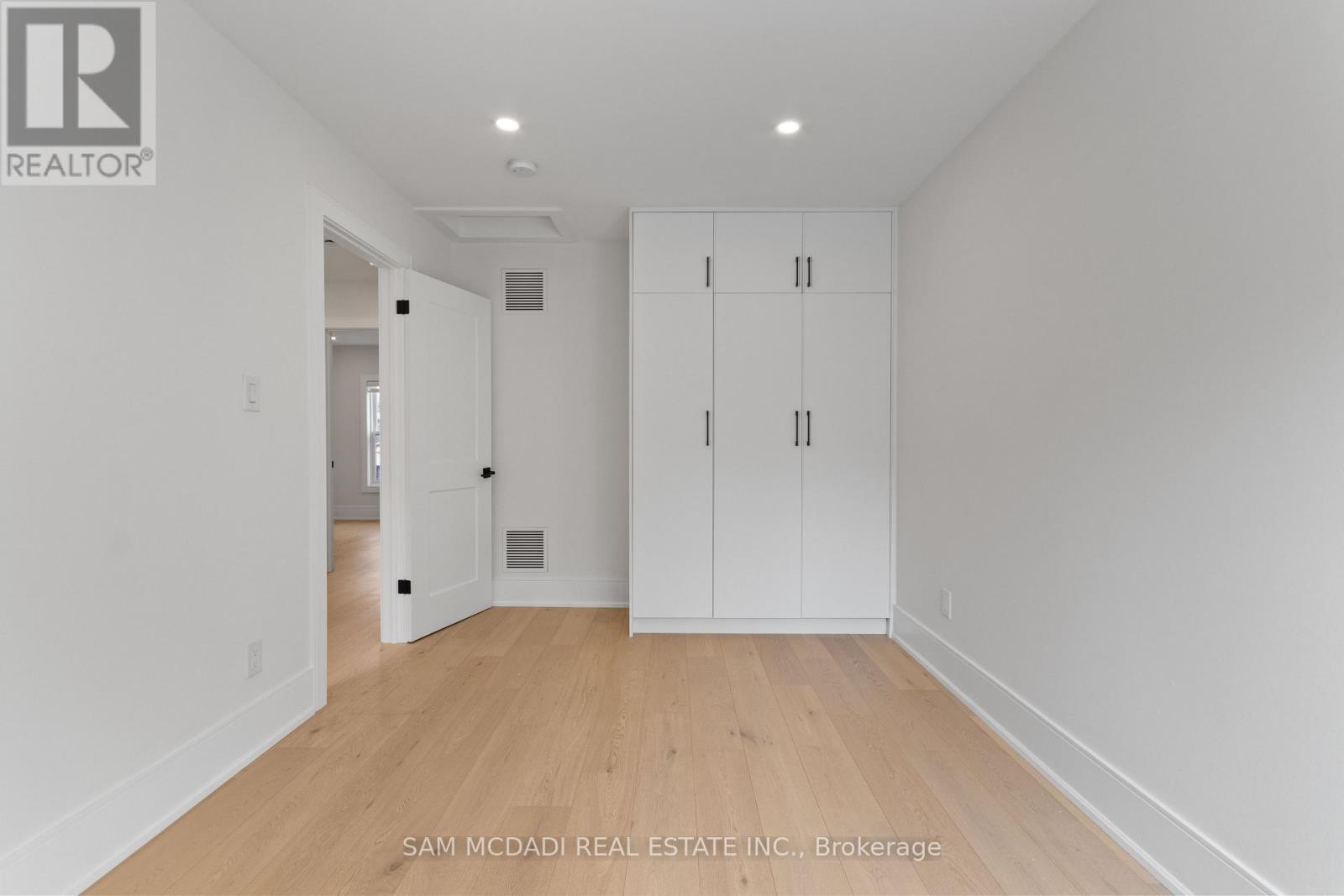 1882 Sherwood Forrest Circle, Mississauga, Ontario L5K 2E7 - Photo 28 - W12604898