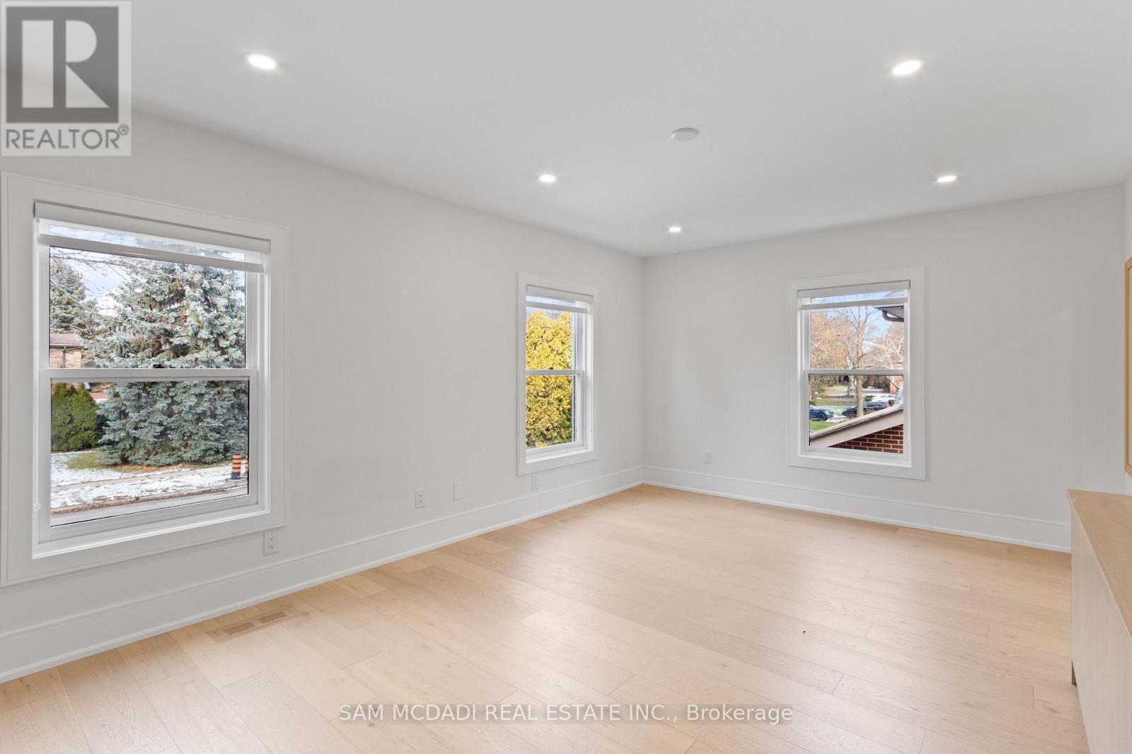 1882 Sherwood Forrest Circle, Mississauga, Ontario L5K 2E7 - Photo 29 - W12604898