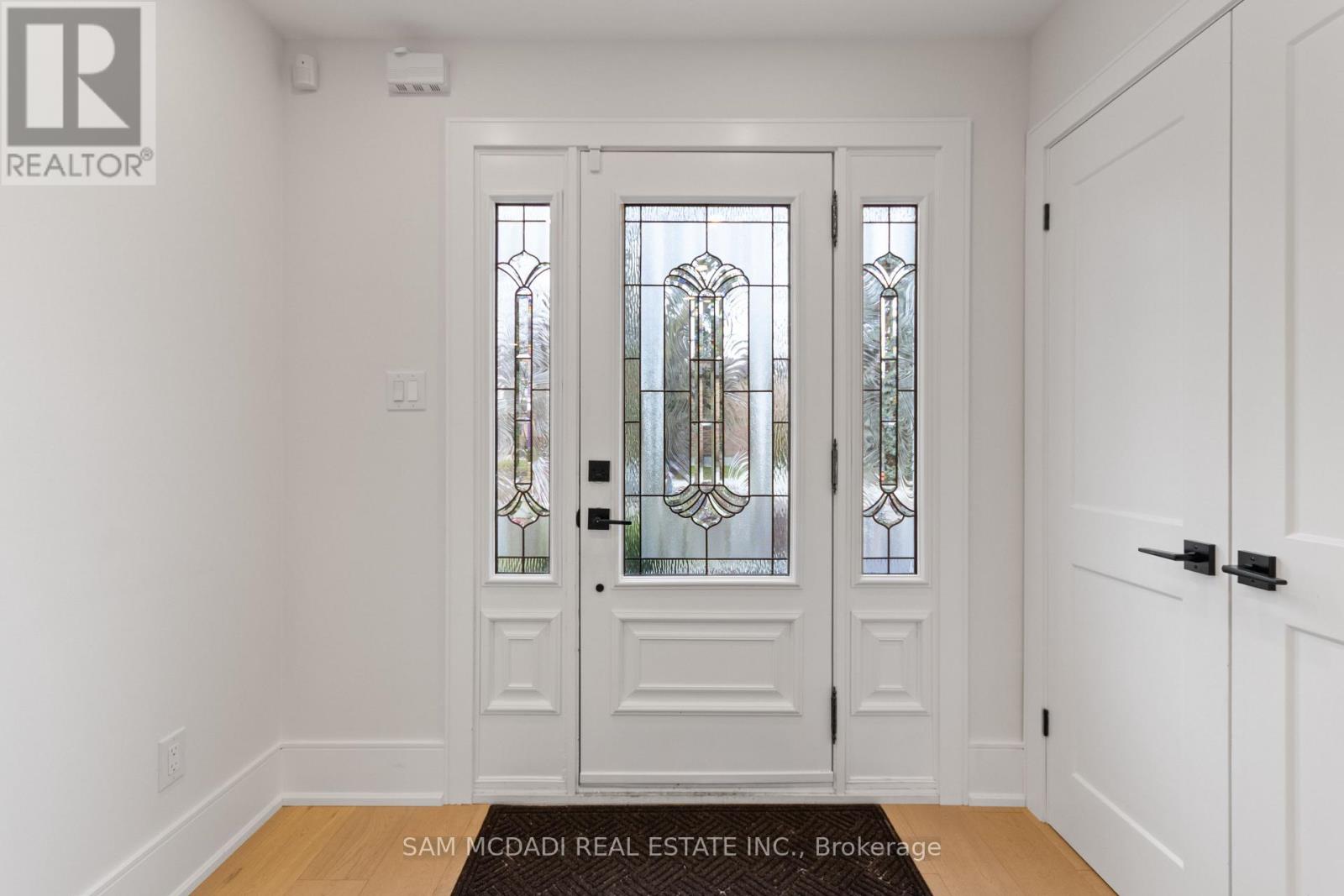 1882 Sherwood Forrest Circle, Mississauga, Ontario L5K 2E7 - Photo 3 - W12604898