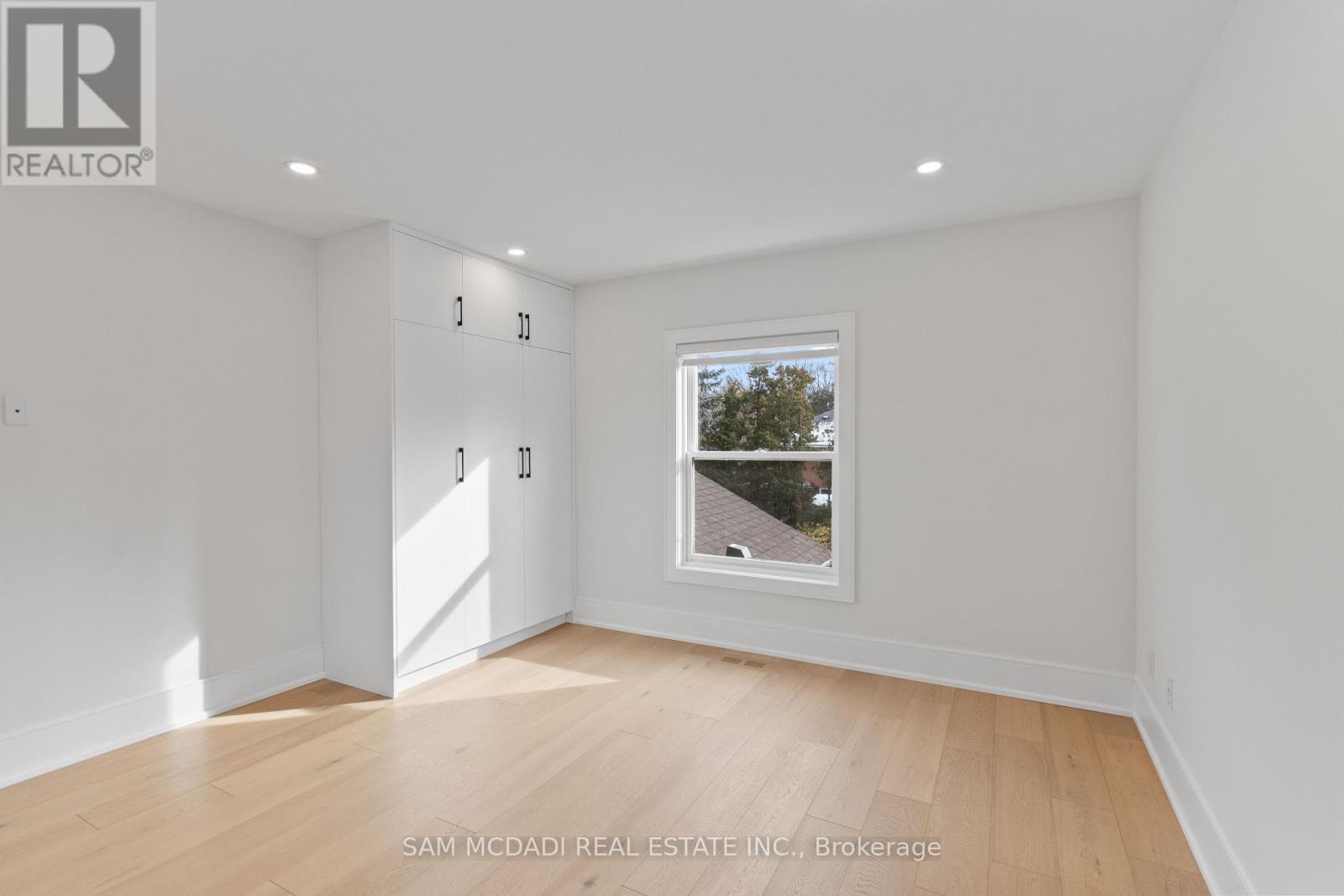 1882 Sherwood Forrest Circle, Mississauga, Ontario L5K 2E7 - Photo 33 - W12604898