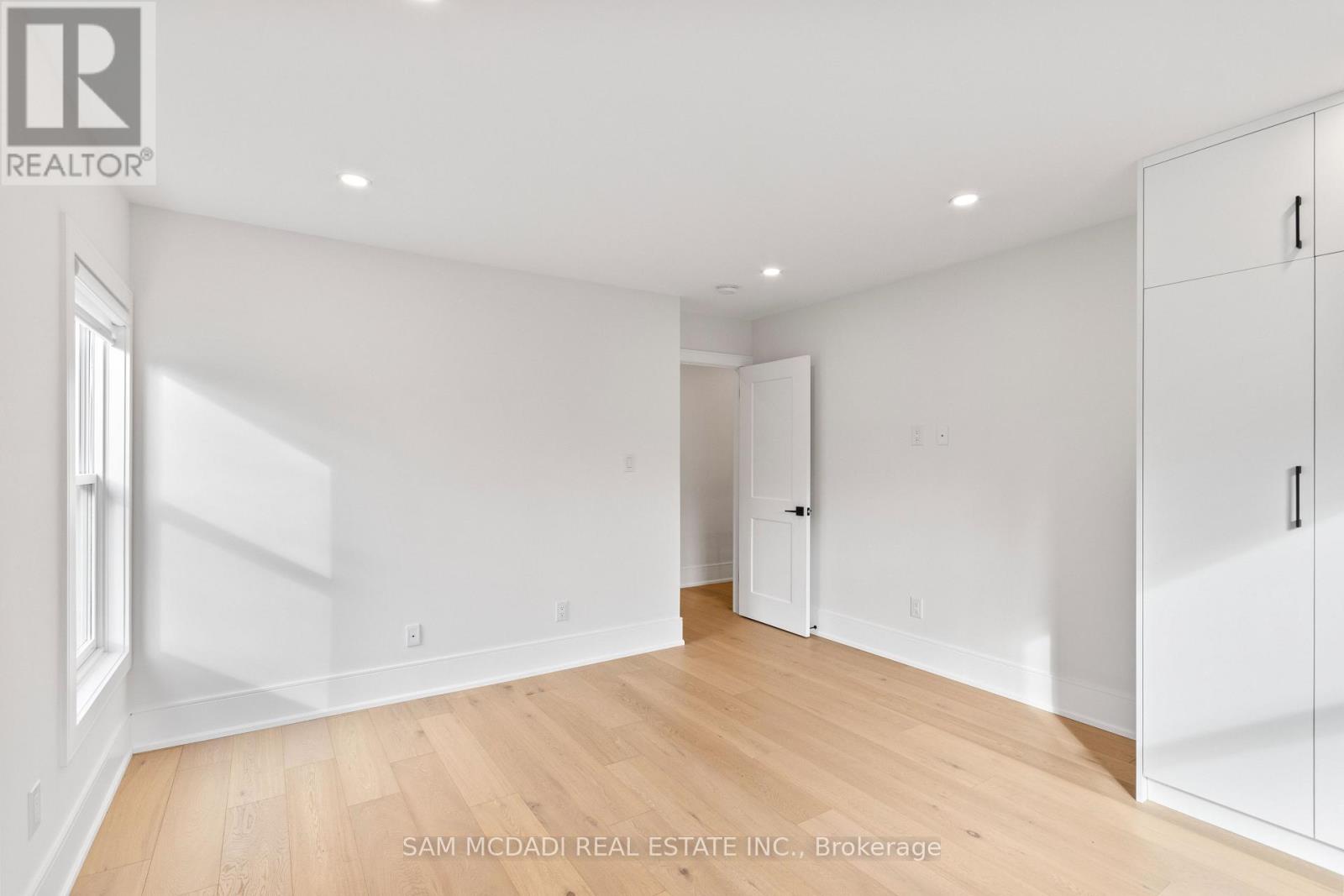 1882 Sherwood Forrest Circle, Mississauga, Ontario L5K 2E7 - Photo 34 - W12604898