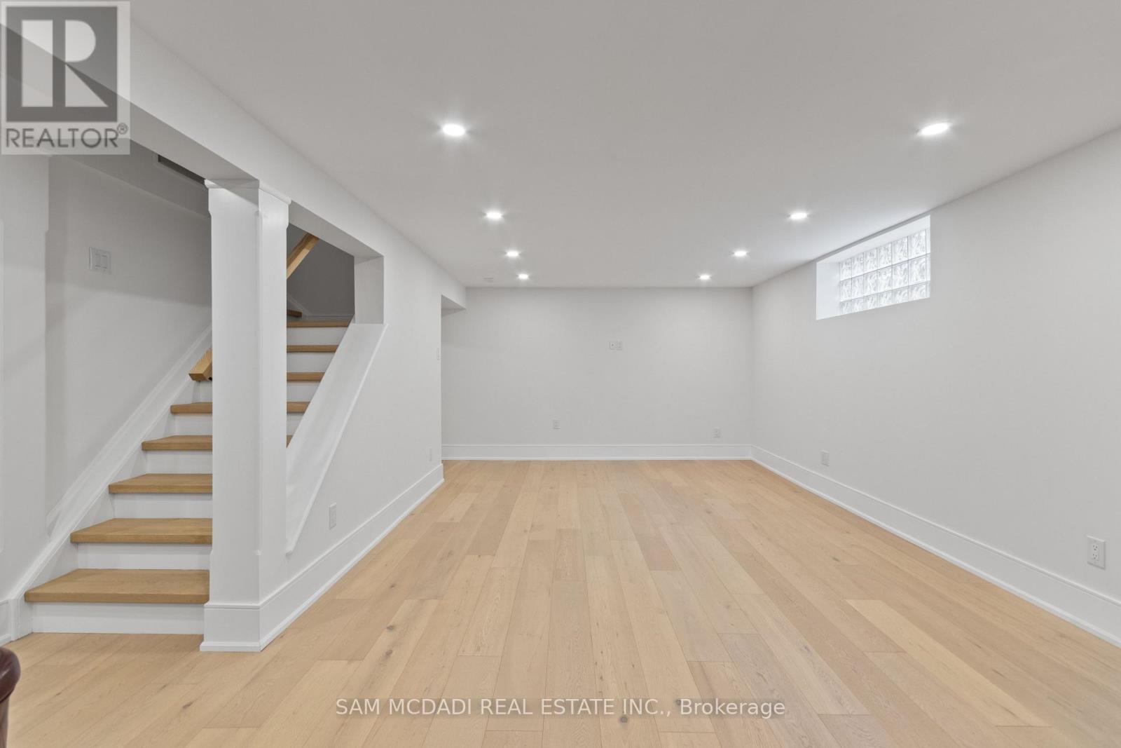 1882 Sherwood Forrest Circle, Mississauga, Ontario L5K 2E7 - Photo 37 - W12604898