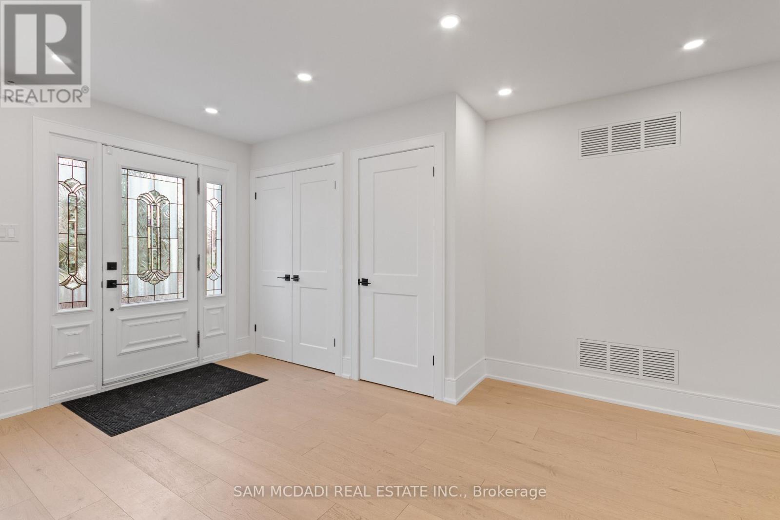 1882 Sherwood Forrest Circle, Mississauga, Ontario L5K 2E7 - Photo 4 - W12604898