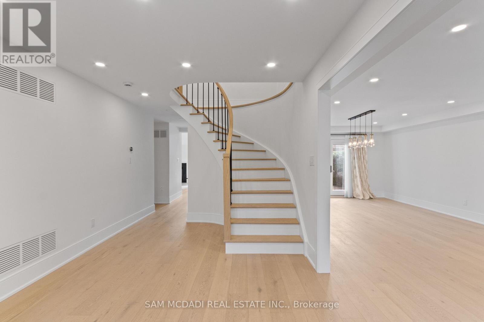 1882 Sherwood Forrest Circle, Mississauga, Ontario L5K 2E7 - Photo 5 - W12604898