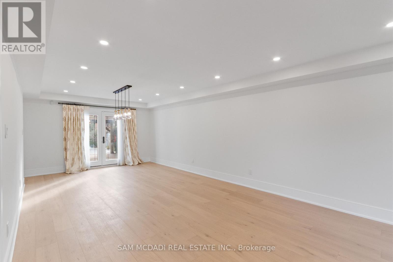 1882 Sherwood Forrest Circle, Mississauga, Ontario L5K 2E7 - Photo 6 - W12604898