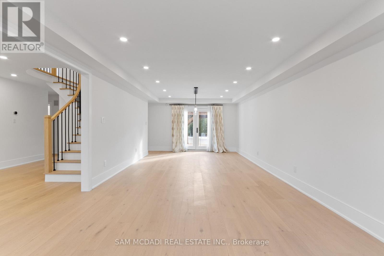 1882 Sherwood Forrest Circle, Mississauga, Ontario L5K 2E7 - Photo 7 - W12604898