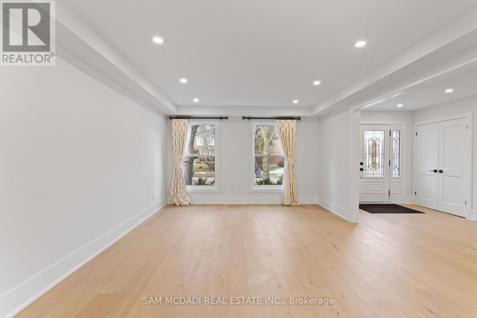 1882 Sherwood Forrest Circle, Mississauga, Ontario L5K 2E7 - Photo 8 - W12604898