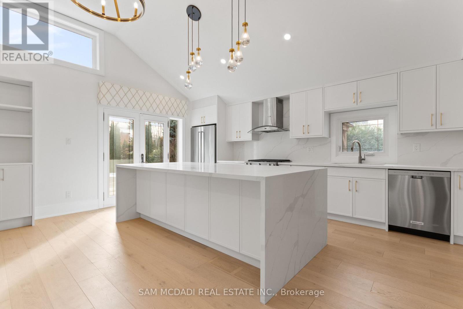 1882 Sherwood Forrest Circle, Mississauga, Ontario L5K 2E7 - Photo 9 - W12604898