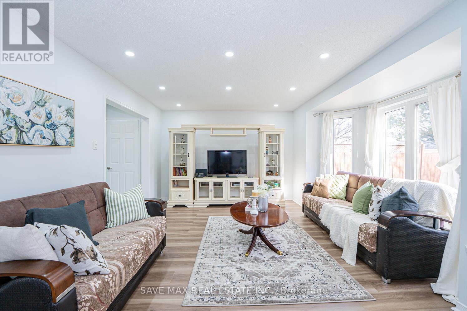 40 Blue Spruce Street, Brampton, Ontario  L6R 1C5 - Photo 2 - W12554388