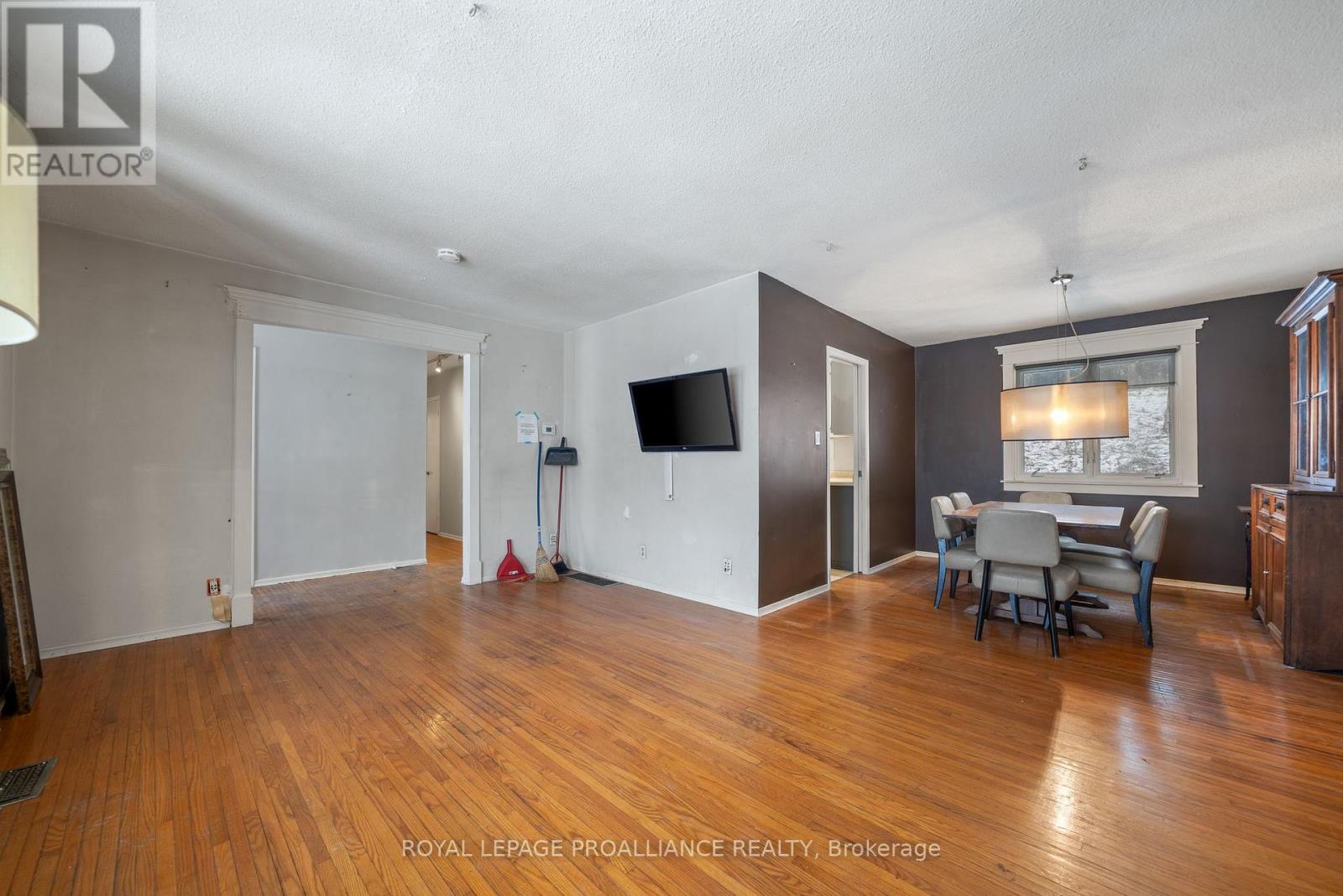 1237 Victoria Road, Prince Edward County, Ontario  K0K 1A0 - Photo 12 - X12604910