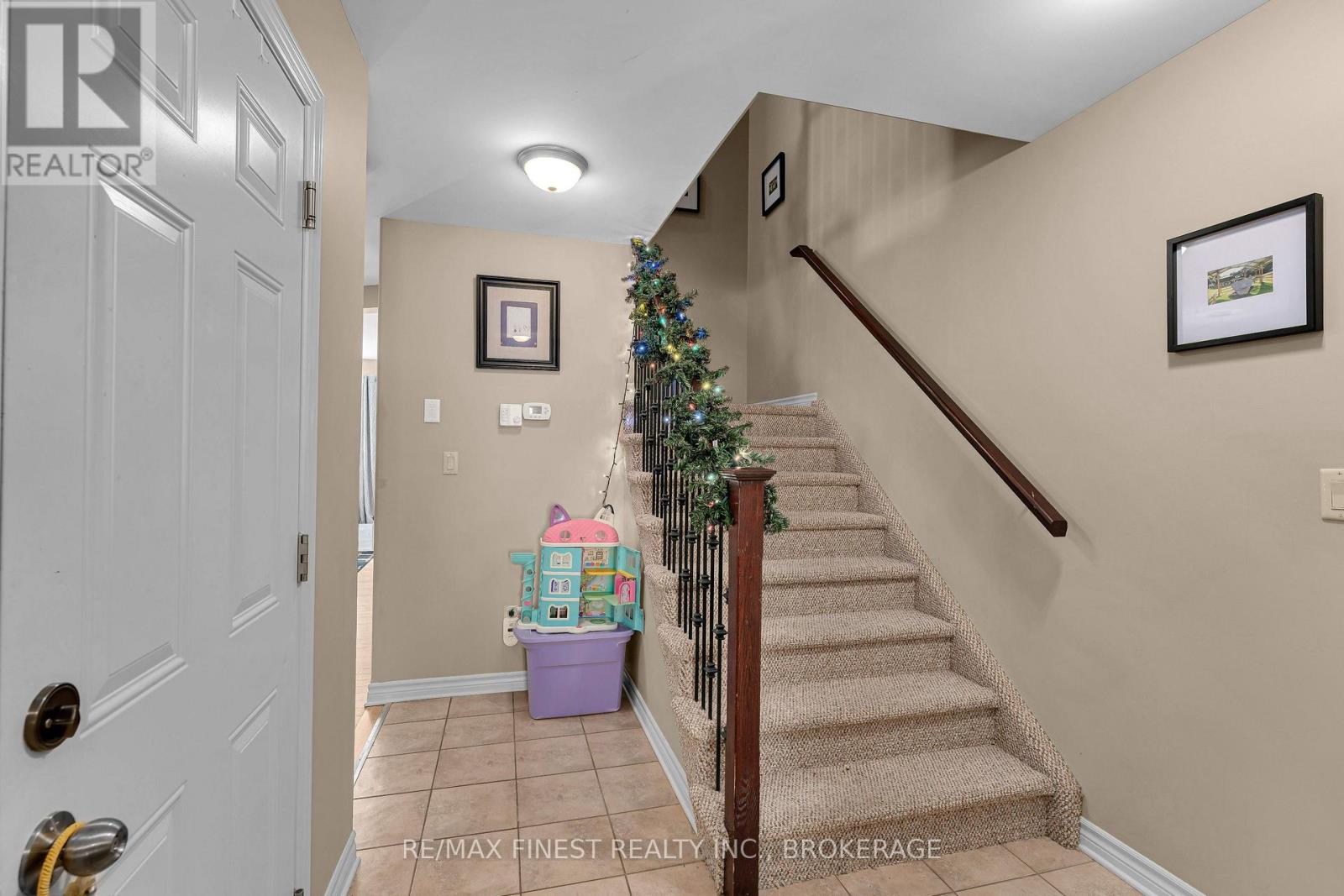 944 Swanfield Street, Kingston, Ontario  K7M 0A5 - Photo 4 - X12604932