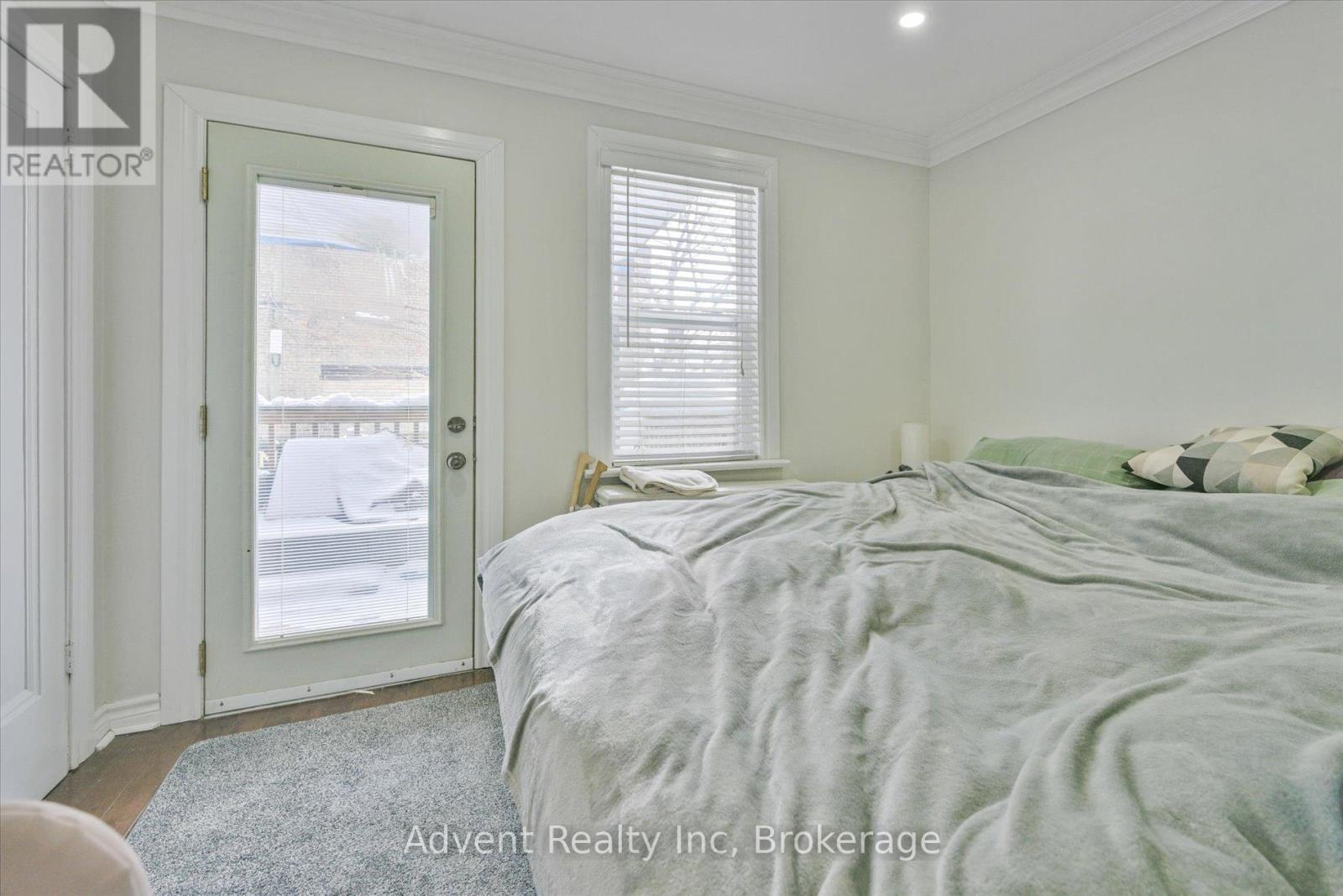 Main - 63 Burnaby Boulevard, Toronto, Ontario  M5N 1G3 - Photo 9 - C12605008