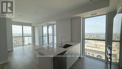 4511 - 430 Square One Drive, Mississauga, Ontario  L5B 0L6 - Photo 9 - W12604912