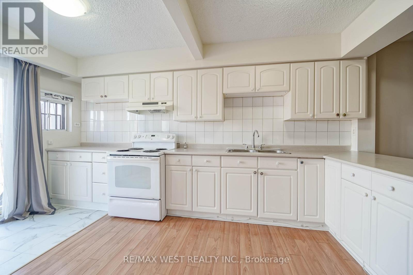 818a The Queensway, Toronto, Ontario  M8Z 1N5 - Photo 2 - W12604962