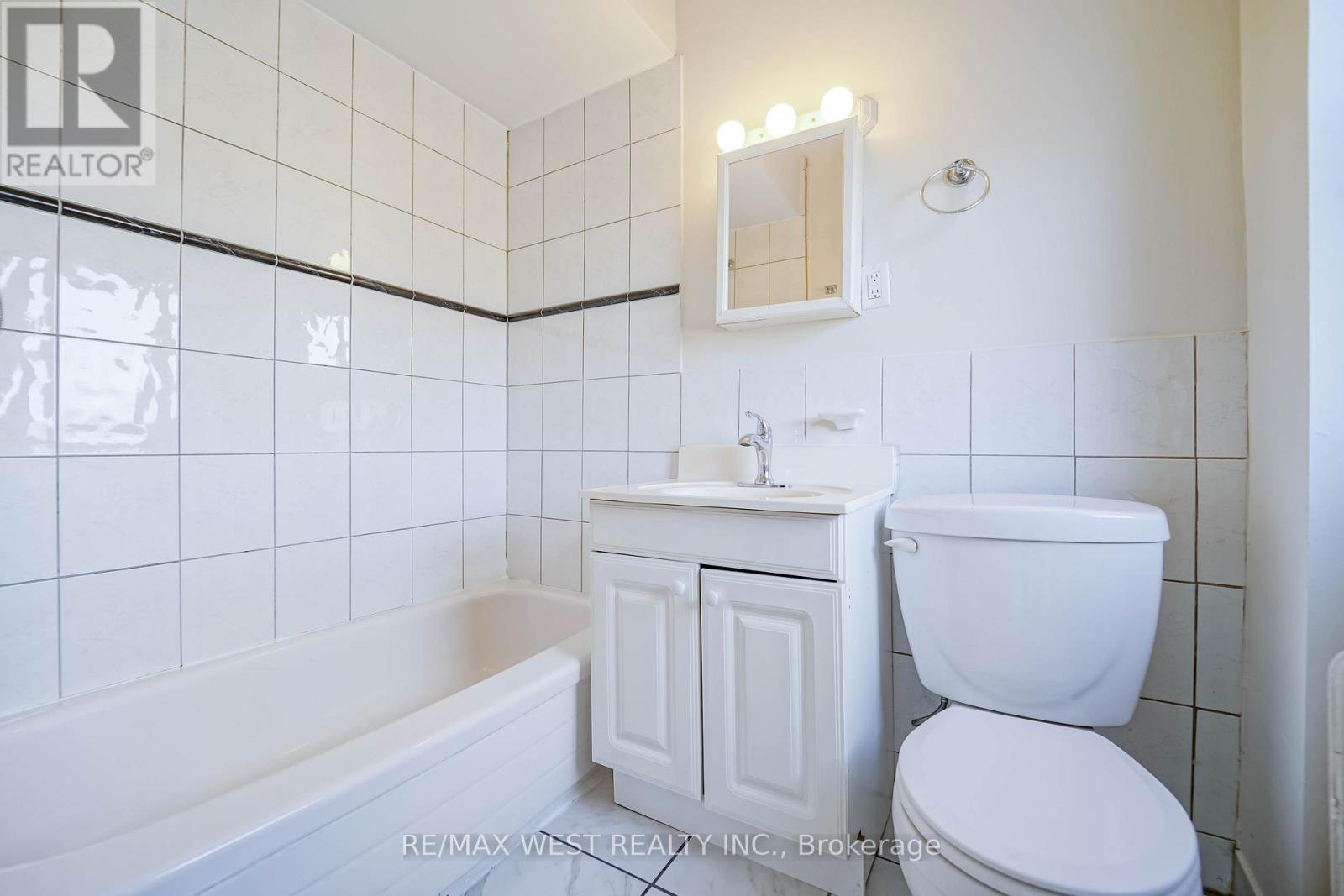 818a The Queensway, Toronto, Ontario  M8Z 1N5 - Photo 4 - W12604962