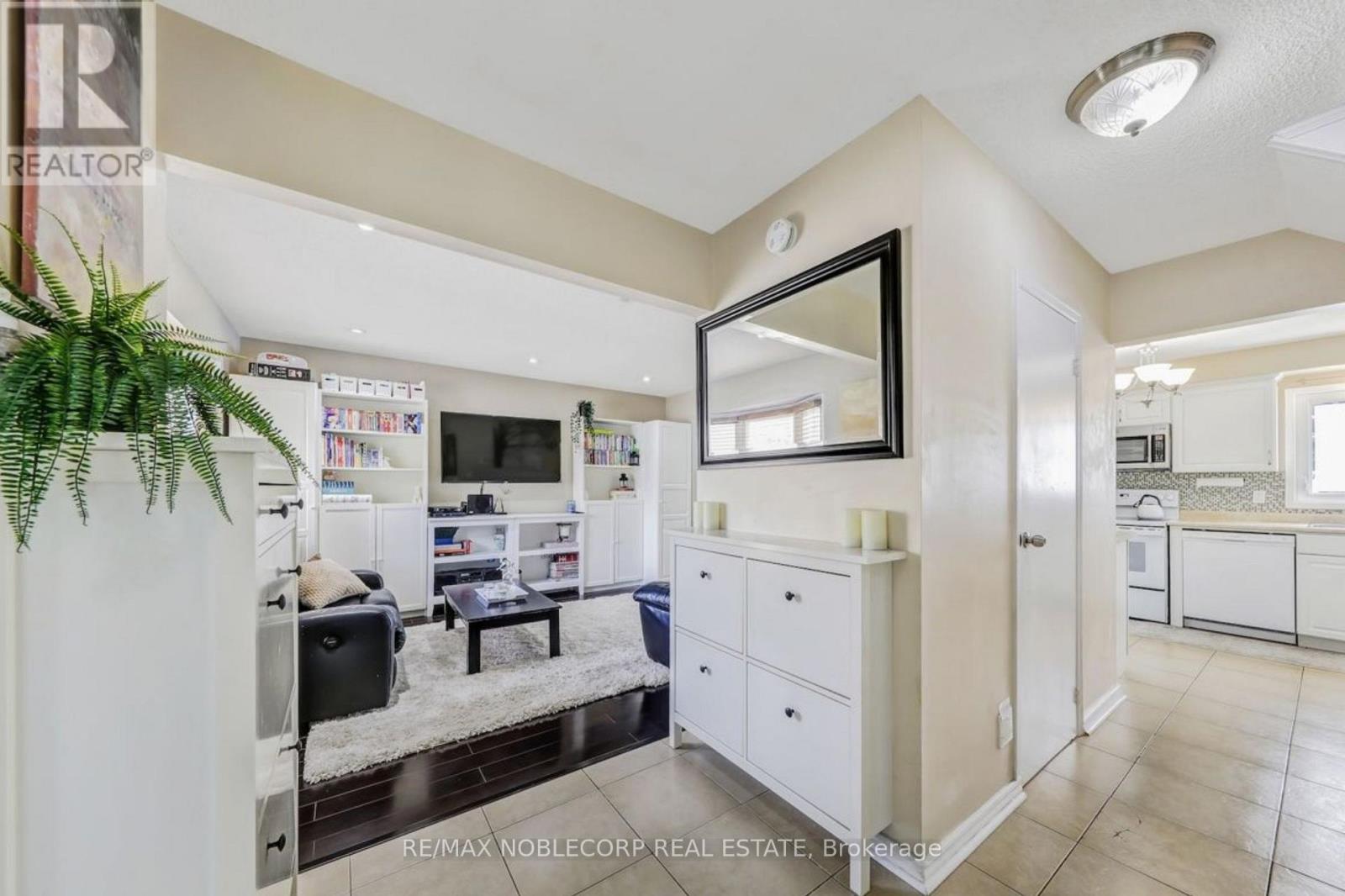 30 Mayberry Court, Brampton, Ontario  L6S 5B2 - Photo 11 - W12605022