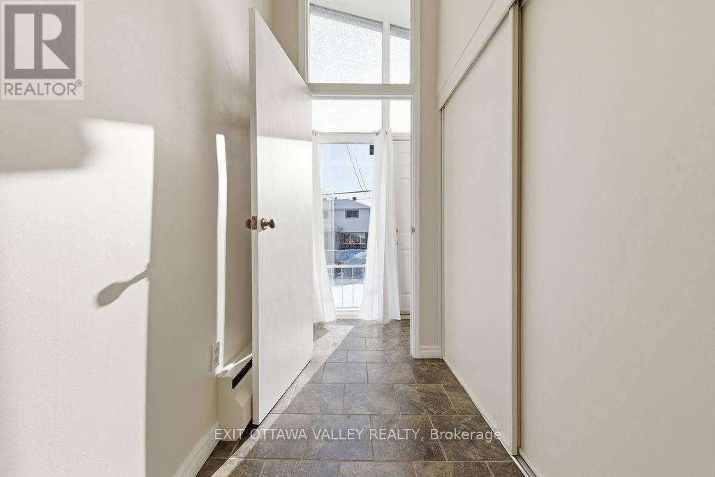 3 Newton Crescent, Deep River, Ontario  K0J 1P0 - Photo 4 - X12605238