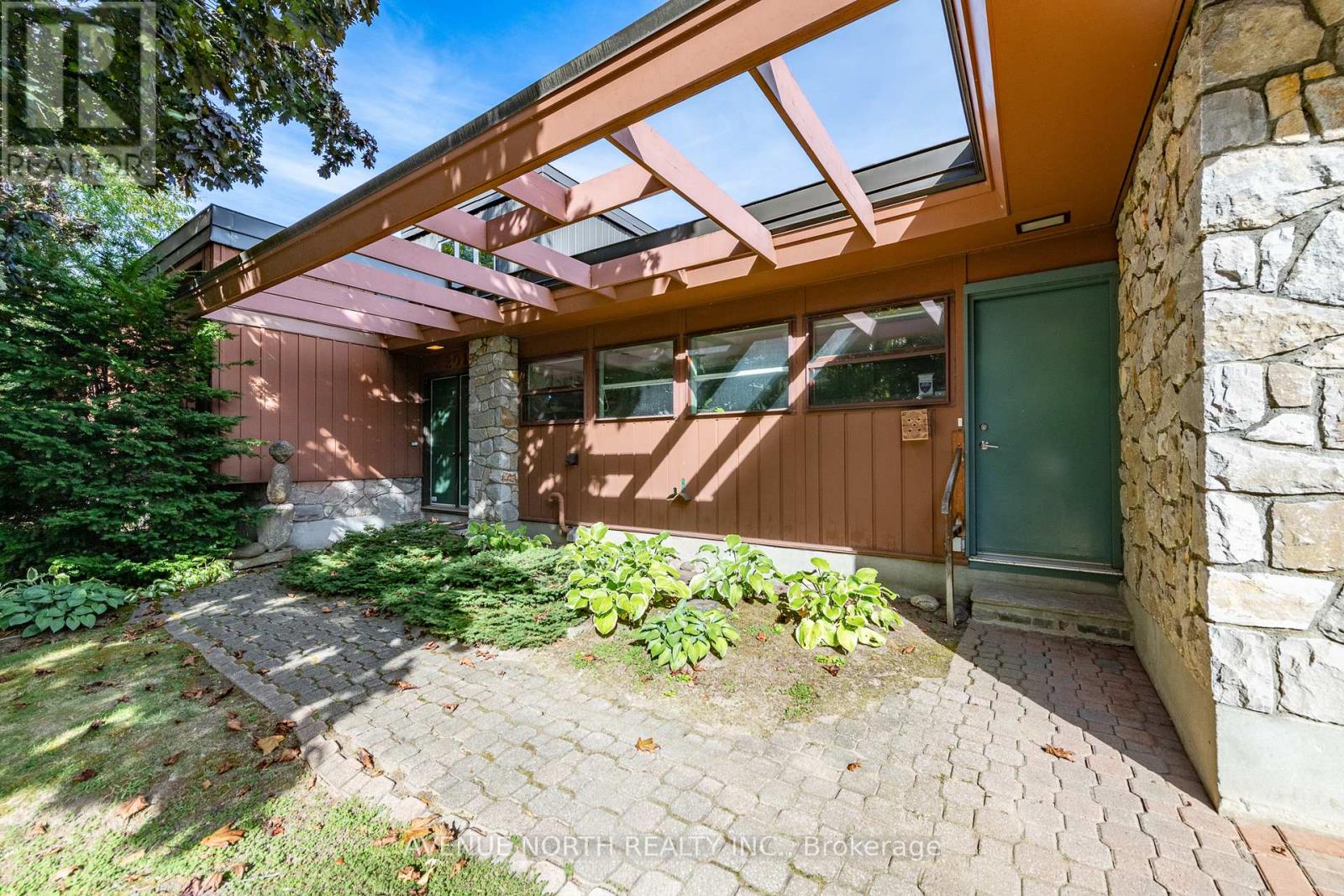 201 Latchford Road, Ottawa, Ontario  K1Z 5W1 - Photo 4 - X12605236