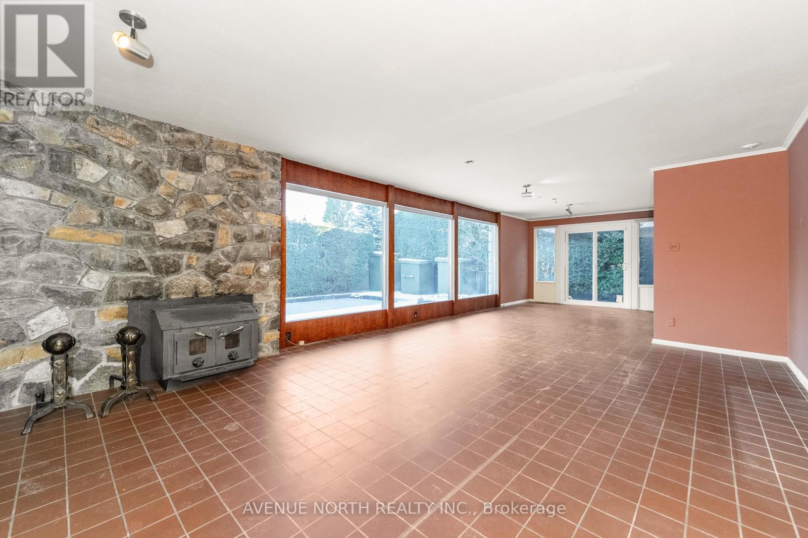 201 Latchford Road, Ottawa, Ontario  K1Z 5W1 - Photo 7 - X12605236