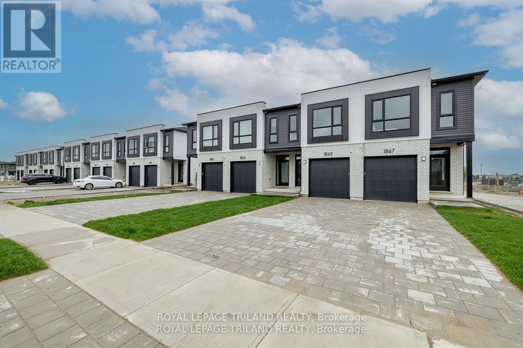 <div class="slider-price">$599,900</div><p>1867 Dalmagarry Road, London North, Ontario</p>