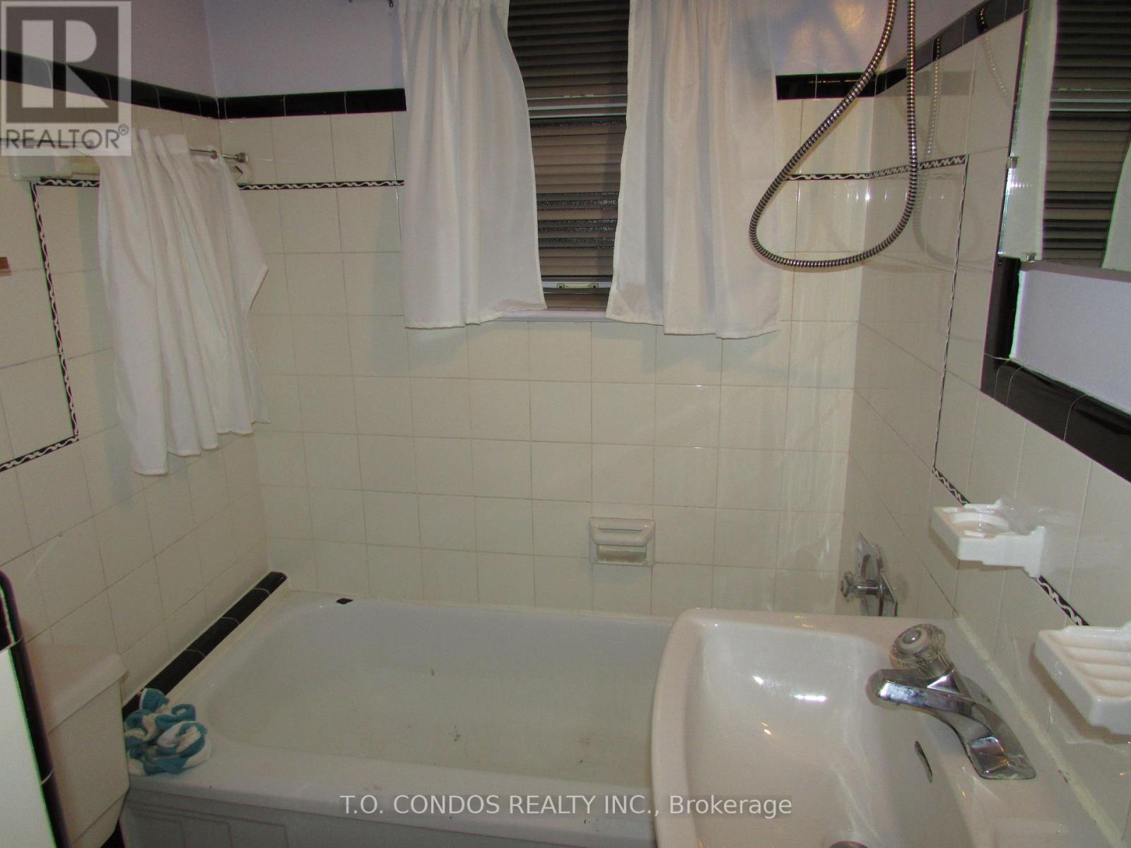 21 Black Creek Boulevard, Toronto, Ontario  M6N 2K6 - Photo 14 - W12596226