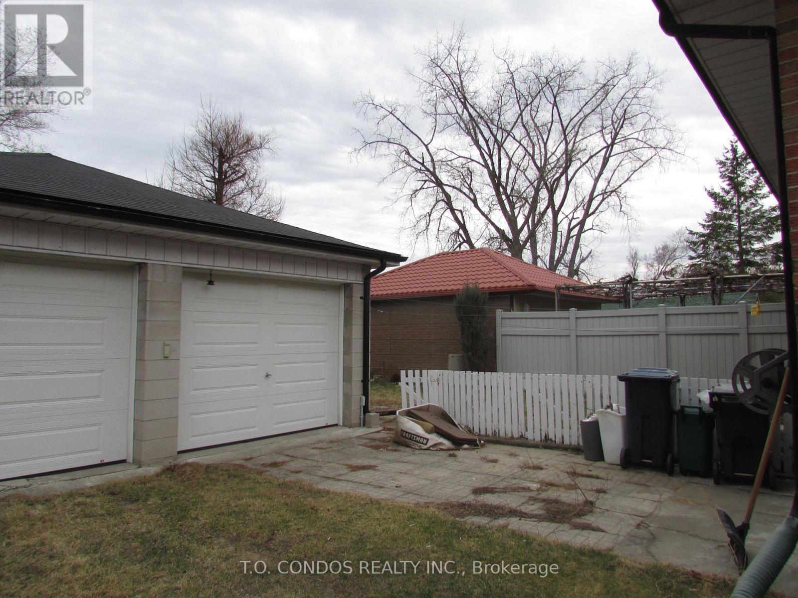 21 Black Creek Boulevard, Toronto, Ontario  M6N 2K6 - Photo 25 - W12596226