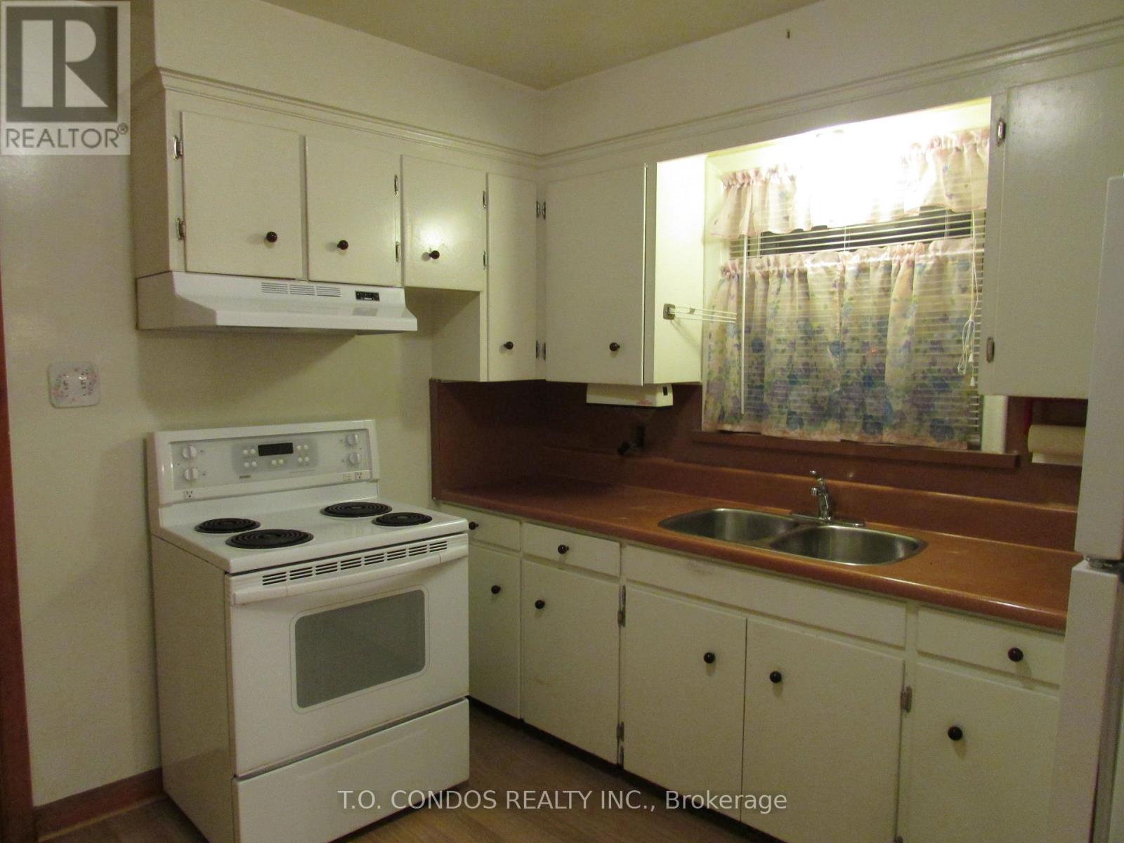 21 Black Creek Boulevard, Toronto, Ontario  M6N 2K6 - Photo 7 - W12596226