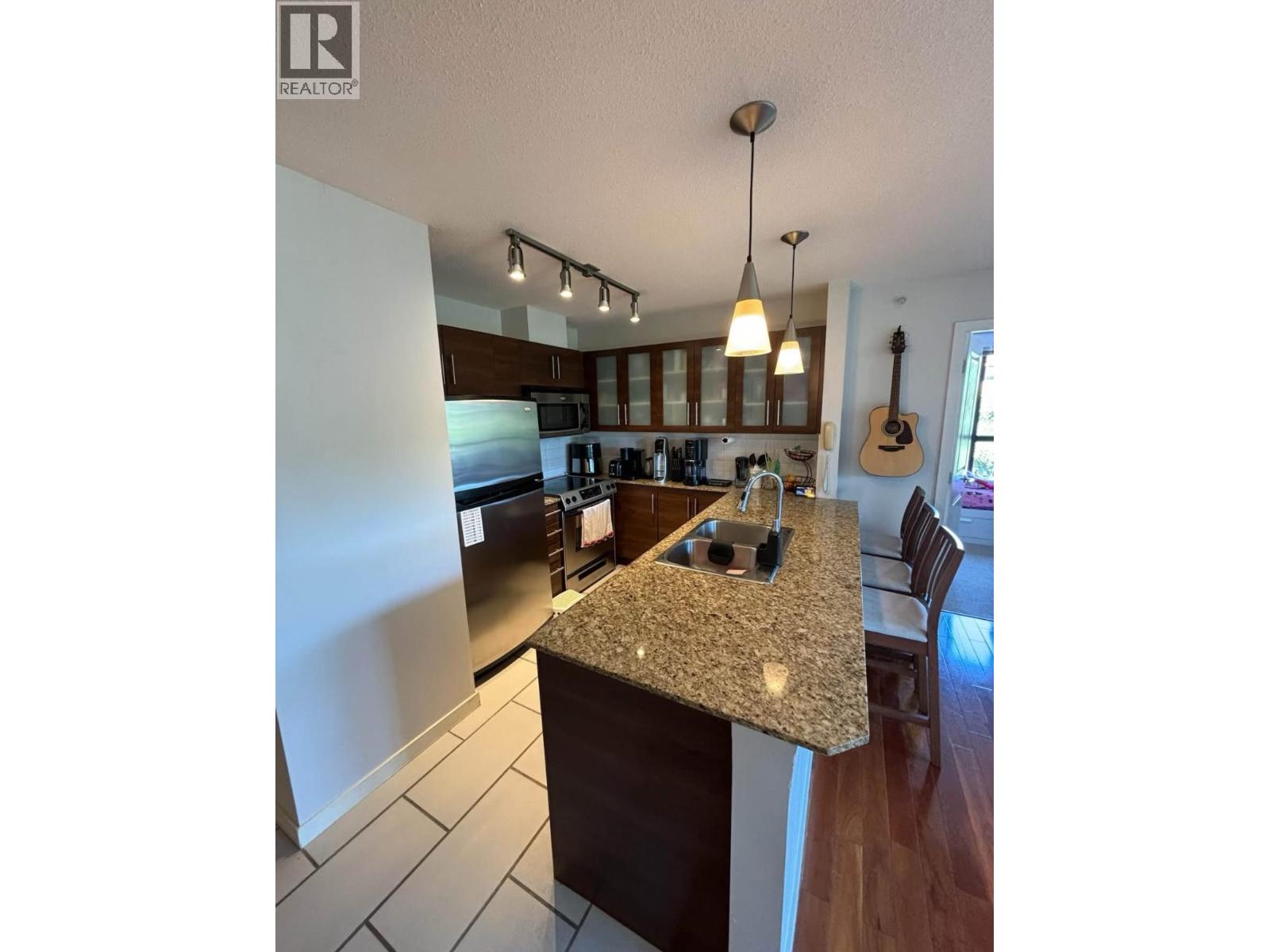 307 814 Royal Avenue, New Westminster, British Columbia  V3M 1J9 - Photo 3 - R3072359