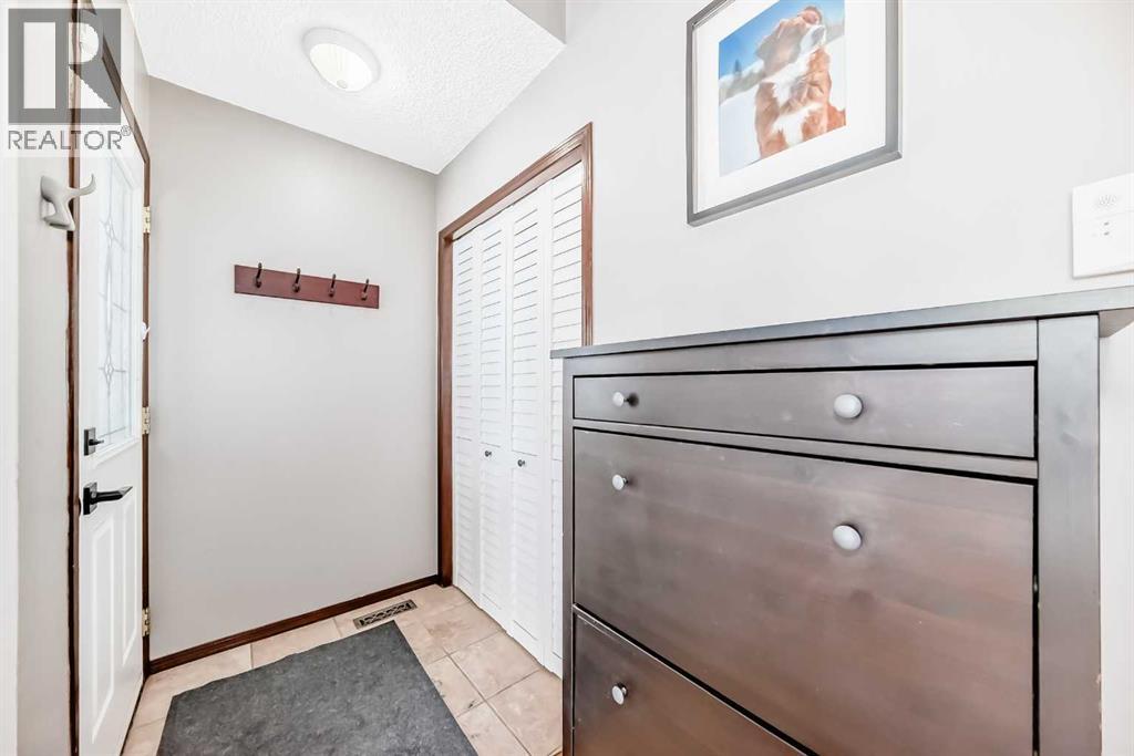 219 Sandstone Drive Nw, Calgary, Alberta  t3k 3b9 - Photo 5 - A2272588