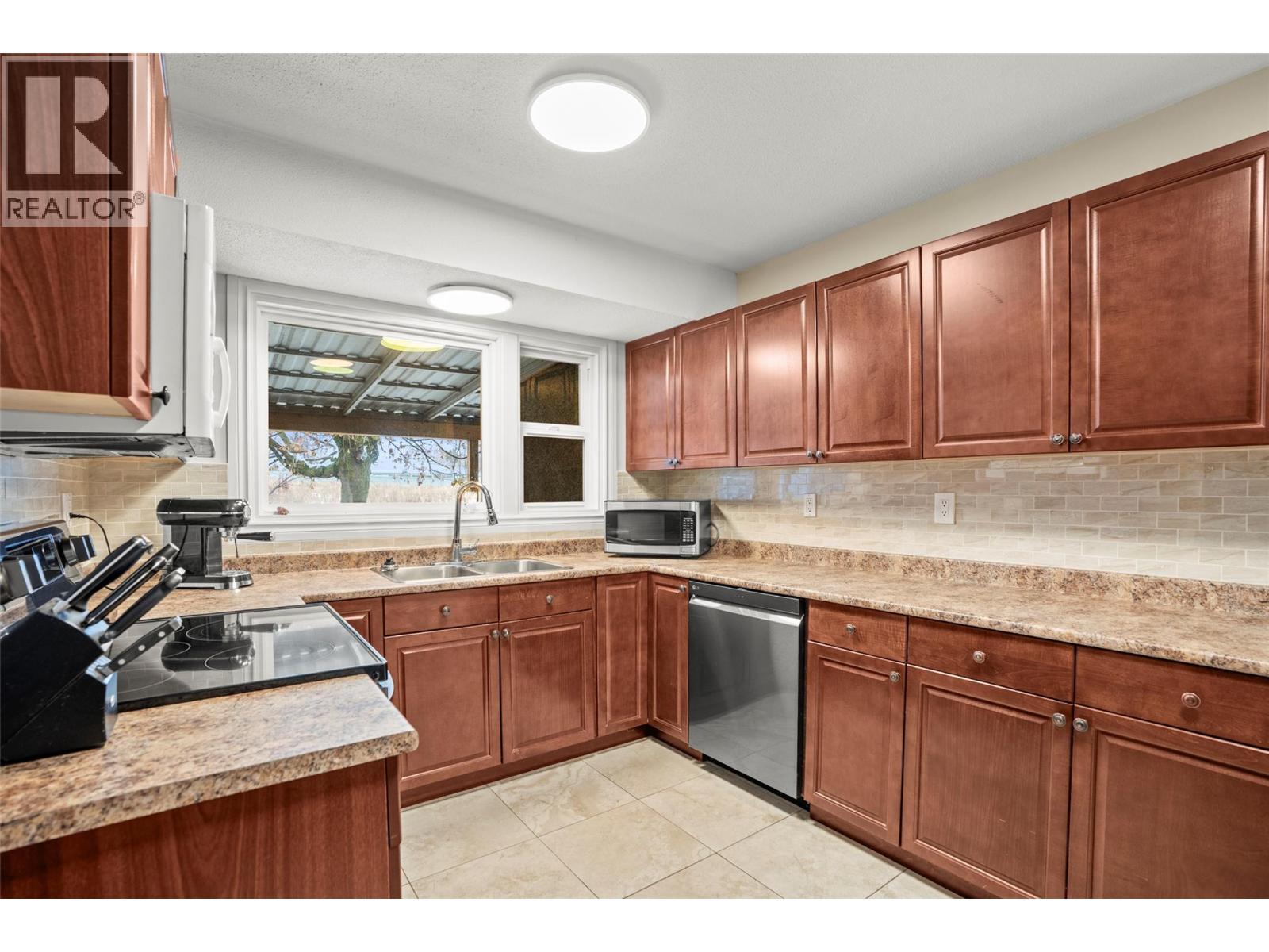 2102 41 Avenue, Vernon, British Columbia  V1T 3G8 - Photo 8 - 10370656