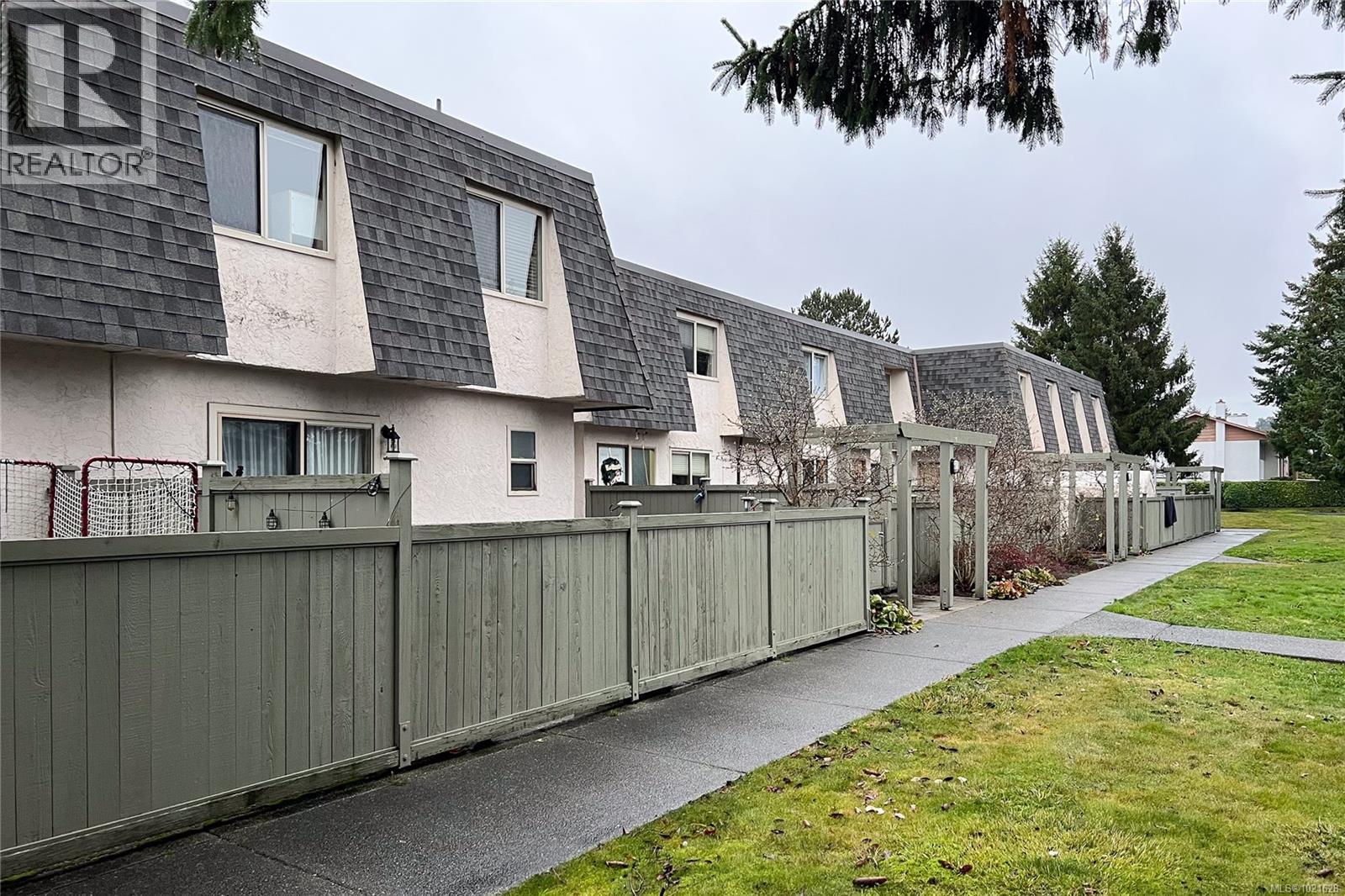 77 4061 Larchwood Dr, Saanich, British Columbia  V8V 3K4 - Photo 3 - 1021628