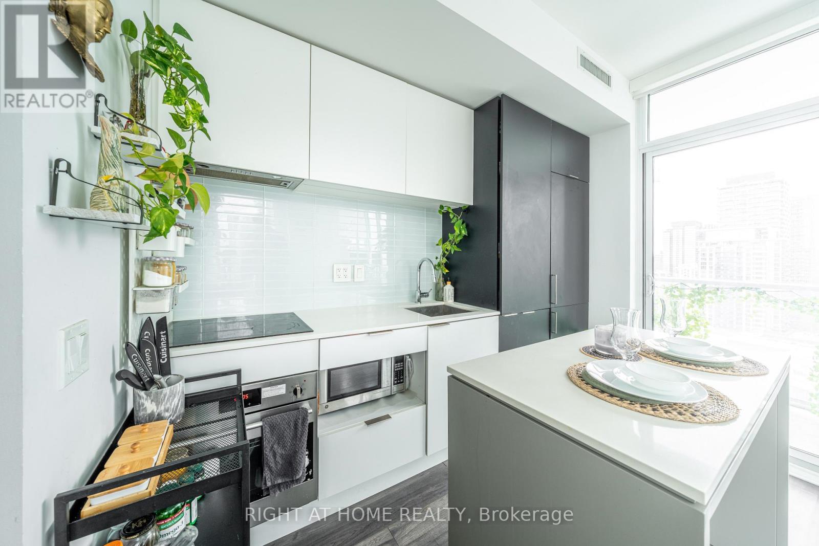 1806 - 33 Helendale Avenue, Toronto, Ontario  M4R 0A4 - Photo 6 - C12605250