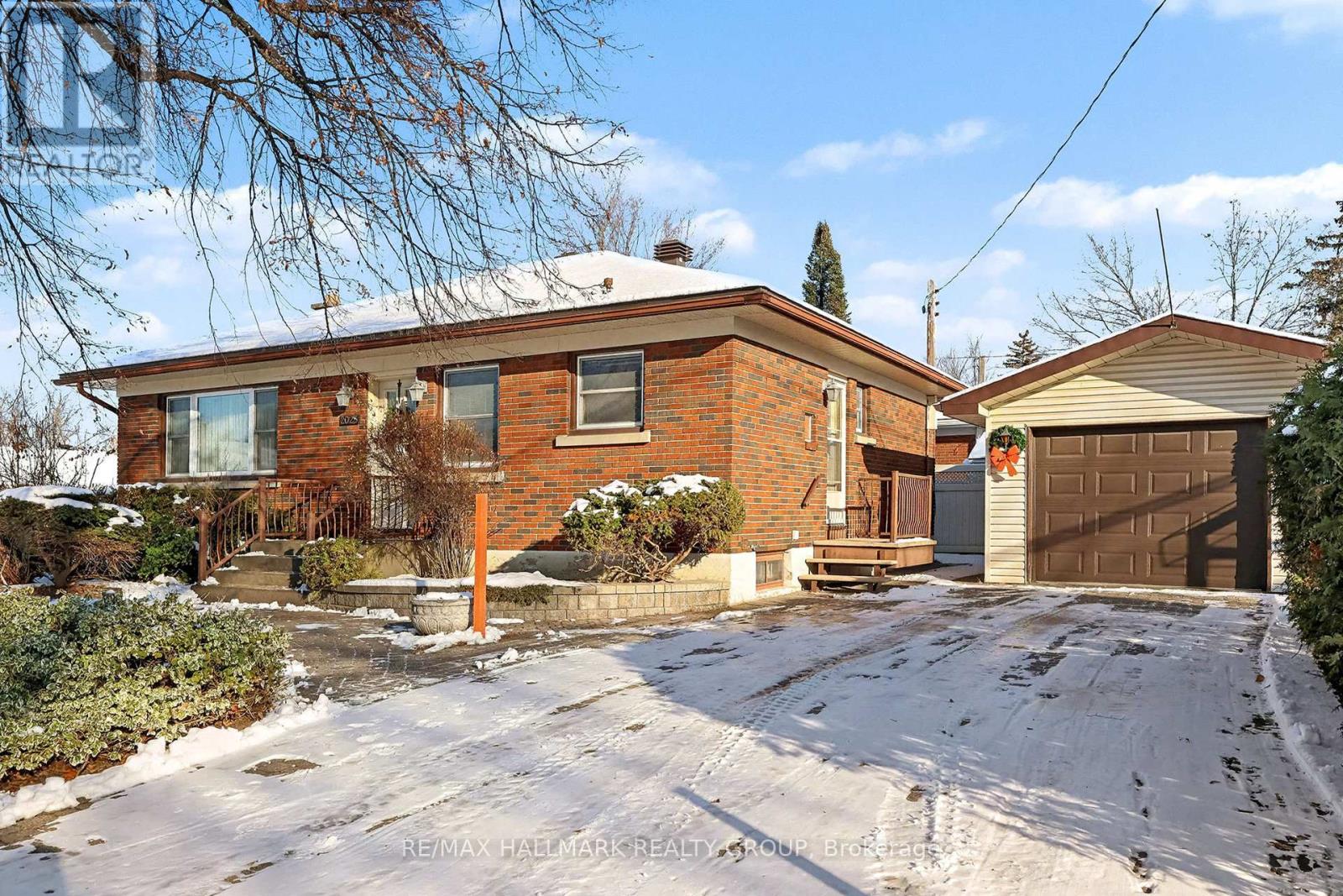 2023 Vincent Street, Ottawa, Ontario K1G 2M8 - Photo 2 - X12421966