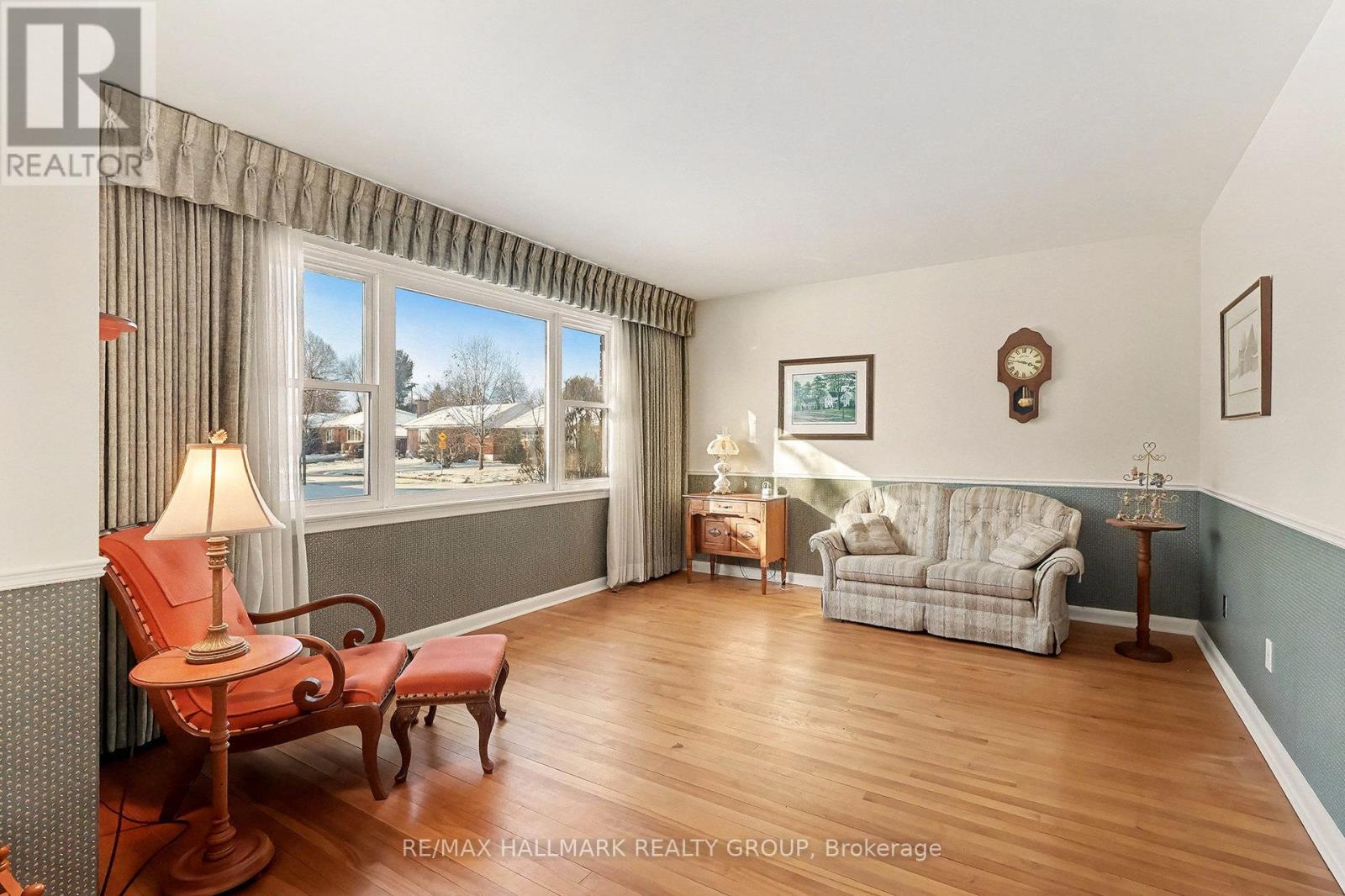 2023 Vincent Street, Ottawa, Ontario K1G 2M8 - Photo 5 - X12421966