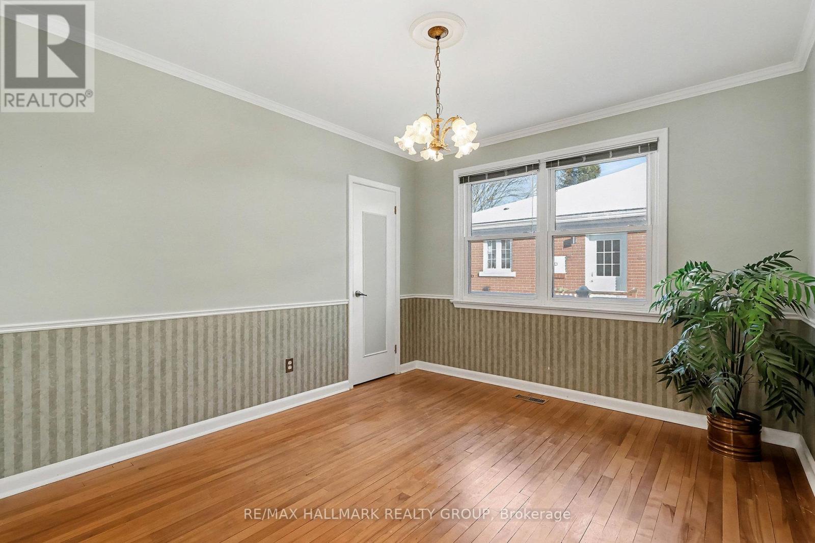 2023 Vincent Street, Ottawa, Ontario K1G 2M8 - Photo 8 - X12421966