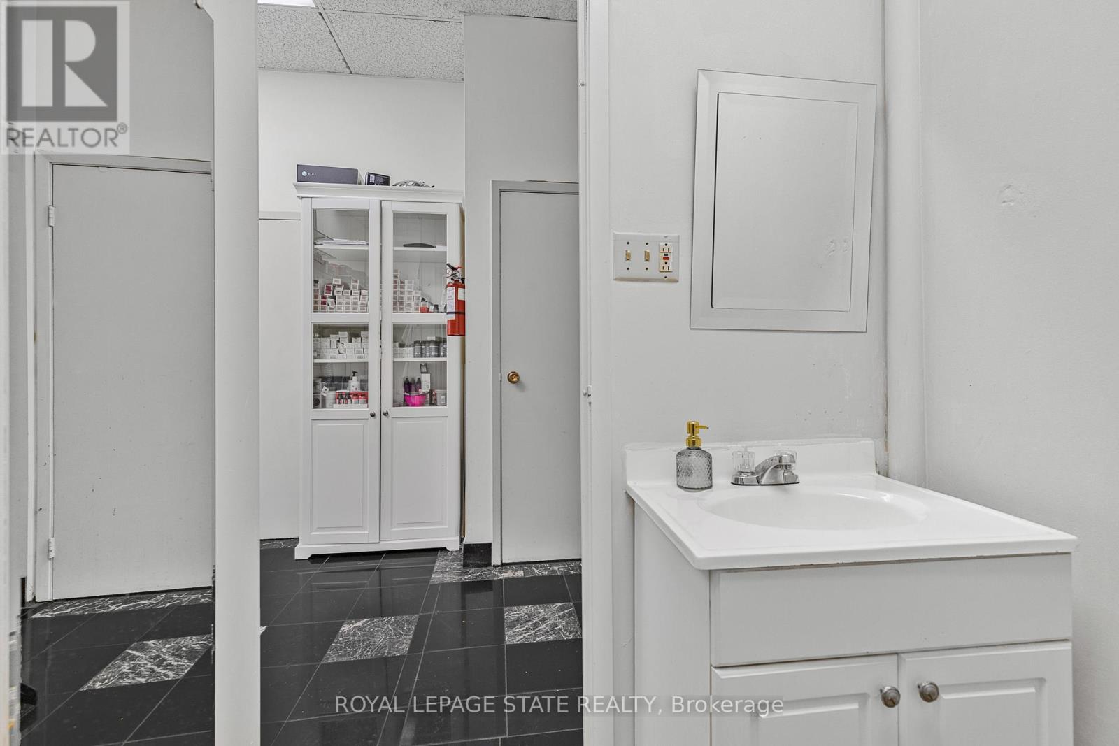 665 Plains Road E, Burlington, Ontario  L7T 2E8 - Photo 27 - W12605076