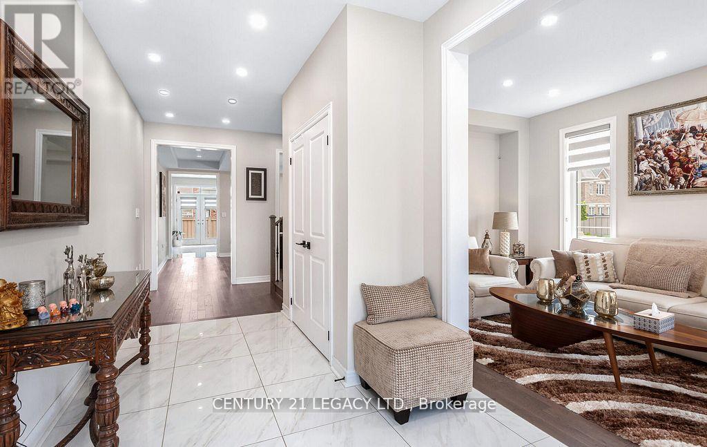 35 Farringdon Crescent, Brampton, Ontario  L7A 4Z6 - Photo 11 - W12605152