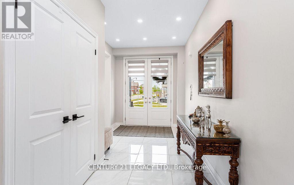 35 Farringdon Crescent, Brampton, Ontario  L7A 4Z6 - Photo 9 - W12605152