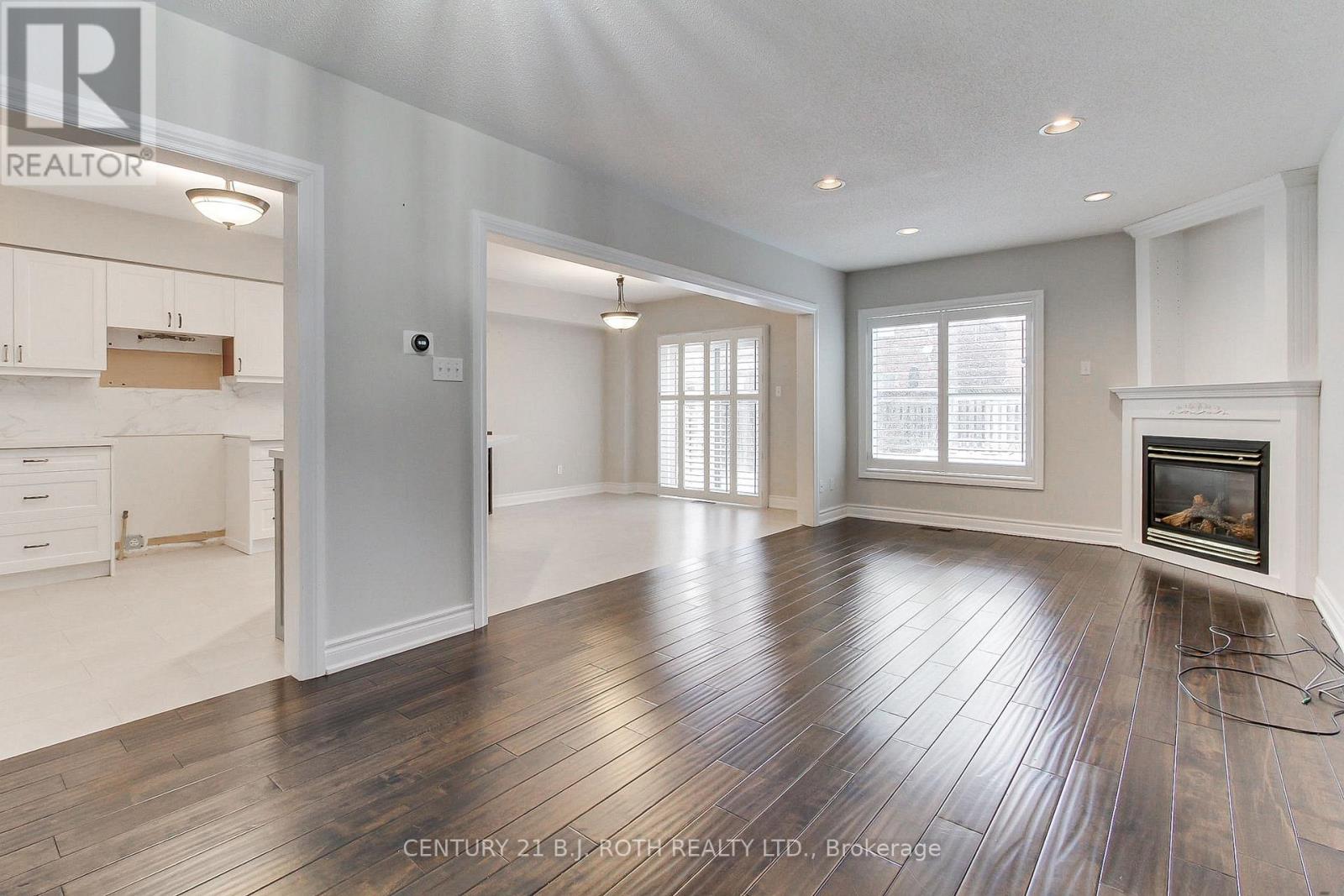 285 Mcbride Crescent, Newmarket, Ontario L3X 2W4 - Photo 10 - N12598038