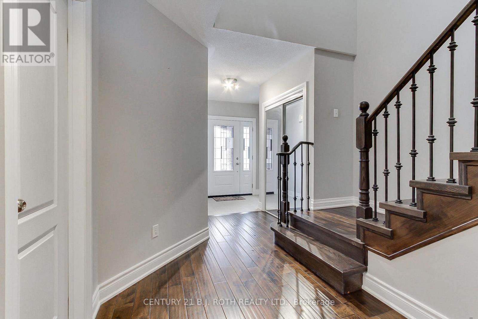 285 Mcbride Crescent, Newmarket, Ontario L3X 2W4 - Photo 3 - N12598038