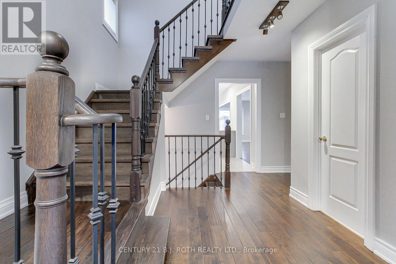 285 Mcbride Crescent, Newmarket, Ontario L3X 2W4 - Photo 4 - N12598038