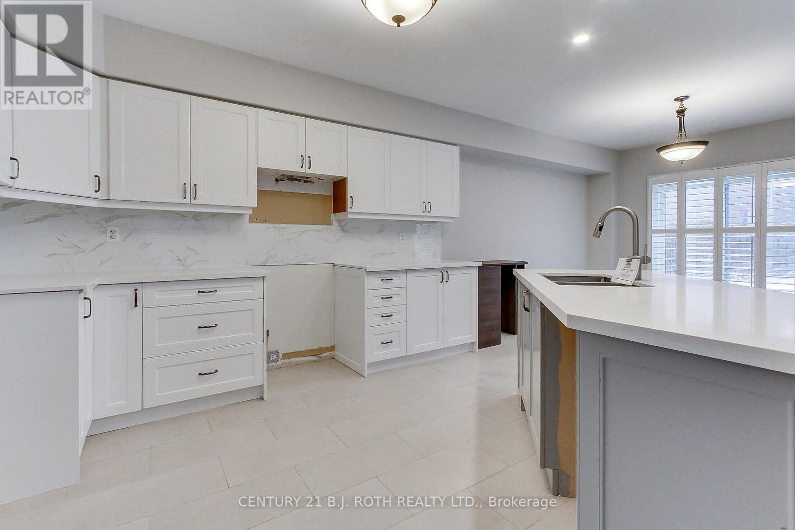 285 Mcbride Crescent, Newmarket, Ontario L3X 2W4 - Photo 7 - N12598038