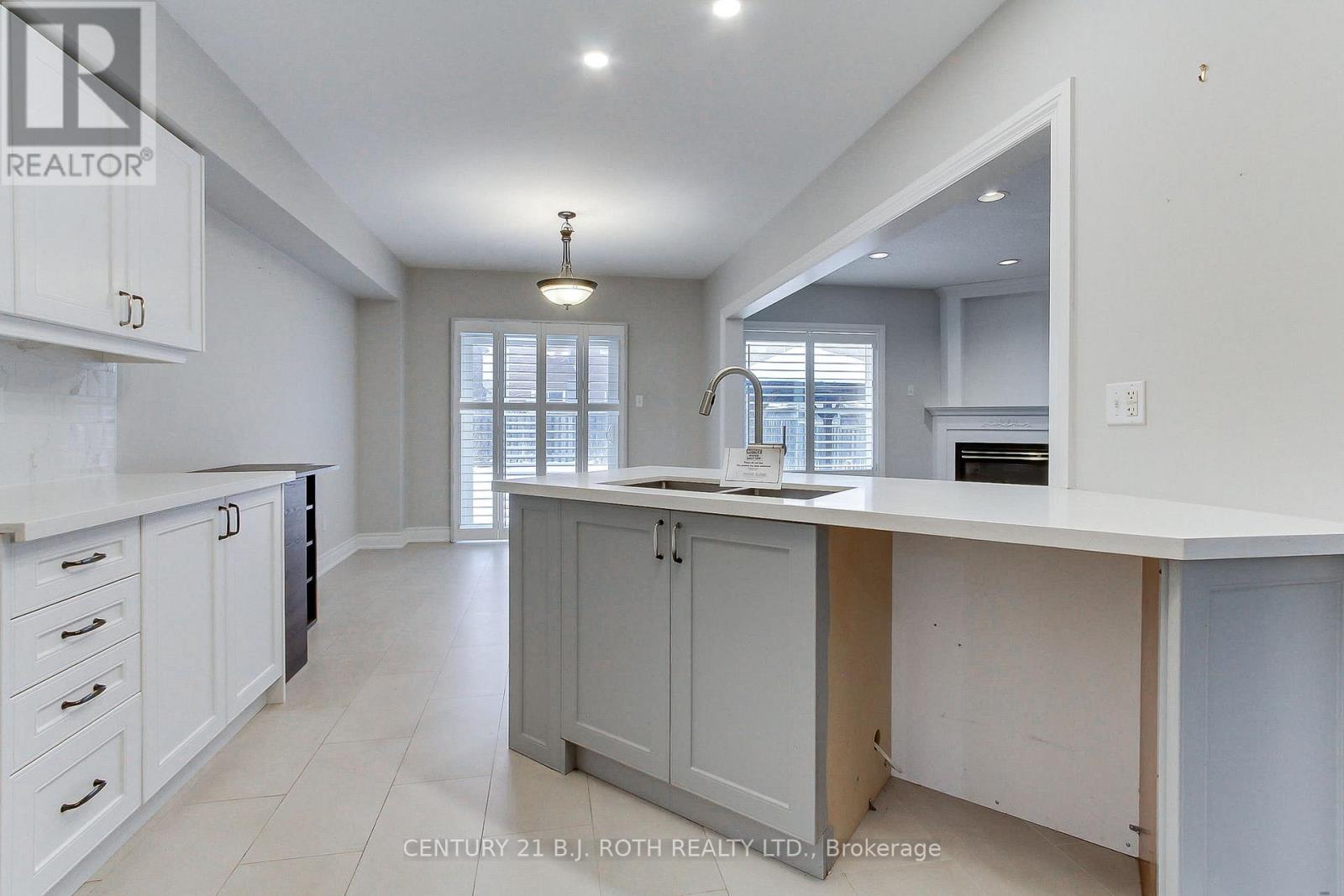 285 Mcbride Crescent, Newmarket, Ontario L3X 2W4 - Photo 5 - N12598038