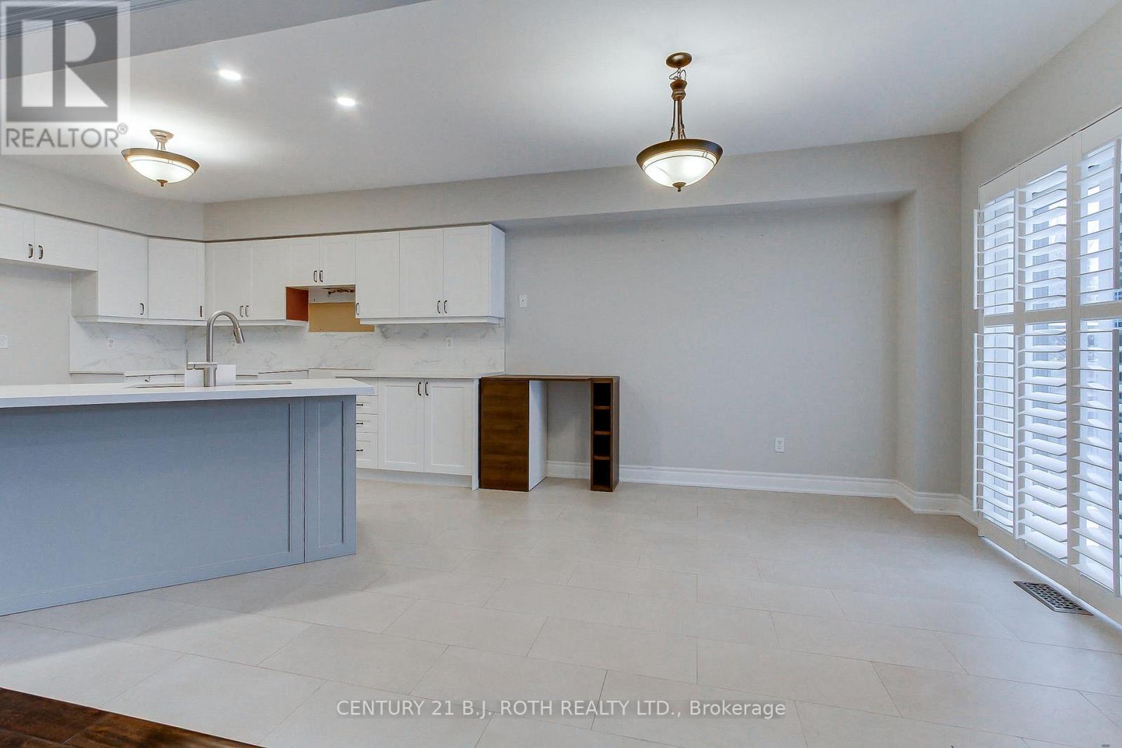 285 Mcbride Crescent, Newmarket, Ontario L3X 2W4 - Photo 8 - N12598038