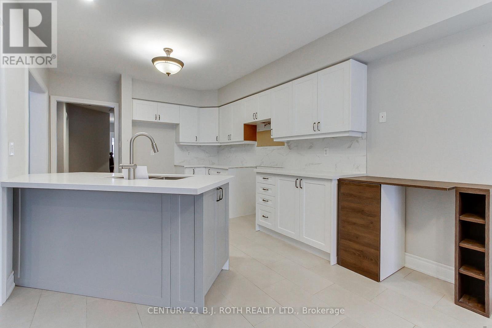 285 Mcbride Crescent, Newmarket, Ontario L3X 2W4 - Photo 6 - N12598038