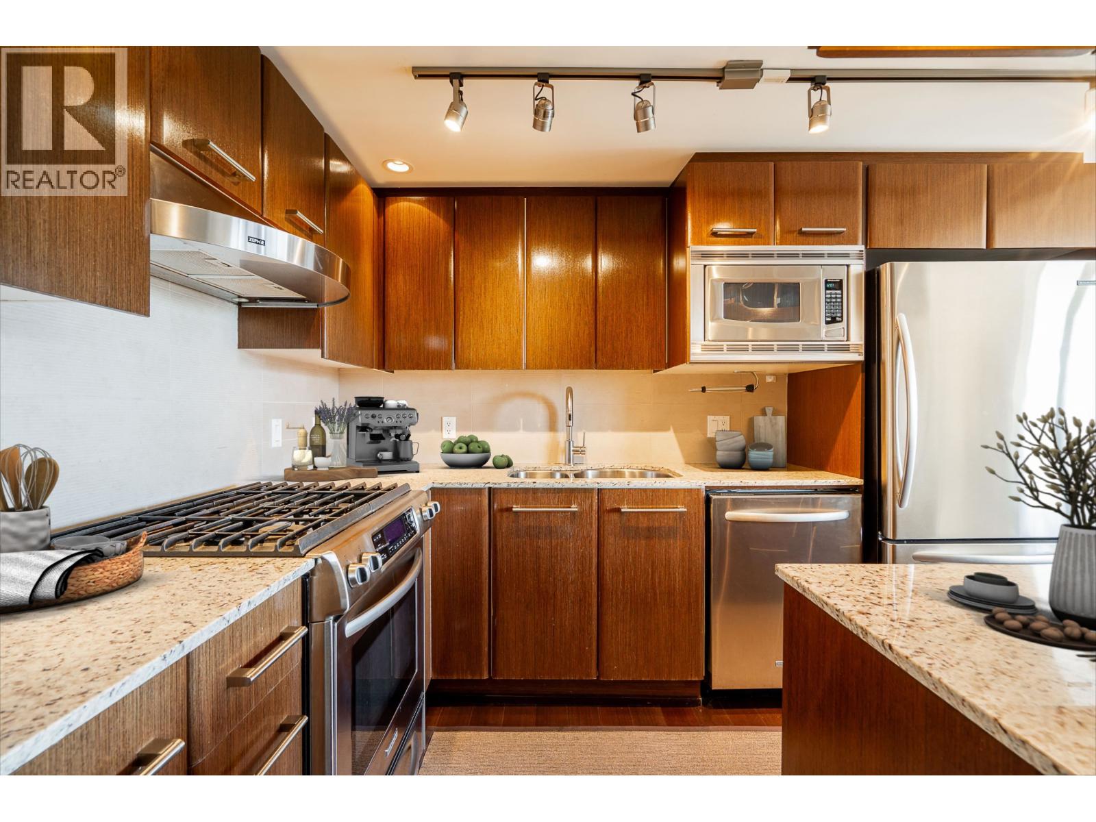 Ph3 683 W Victoria Park, North Vancouver, British Columbia  V7M 0A2 - Photo 12 - R3044931