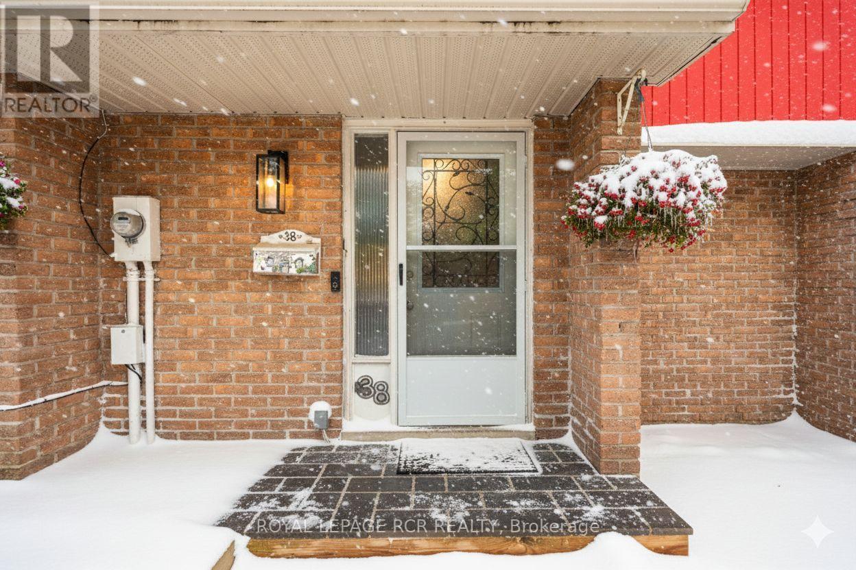 38 Karen Court, Orangeville, Ontario  L9W 3S3 - Photo 3 - W12555064