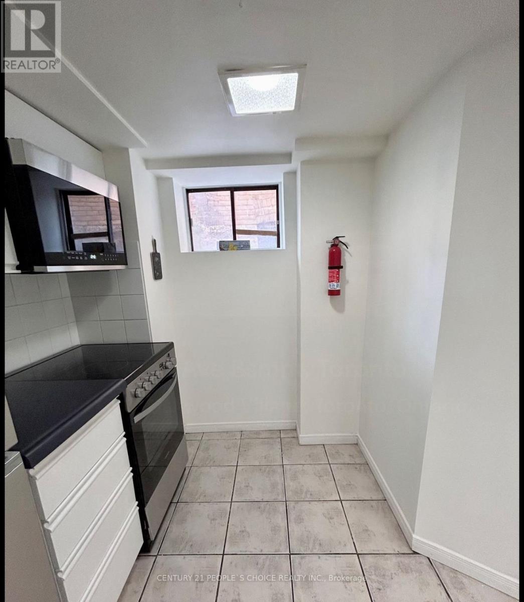 Bsmnt - 212 Oakwood Avenue, Toronto, Ontario M6E 2V4 - Photo 3 - C12605338