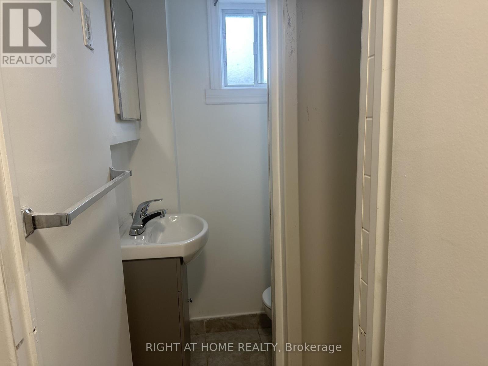 70 Bunnell Crescent, Toronto, Ontario  M3M 2C1 - Photo 9 - W12605288