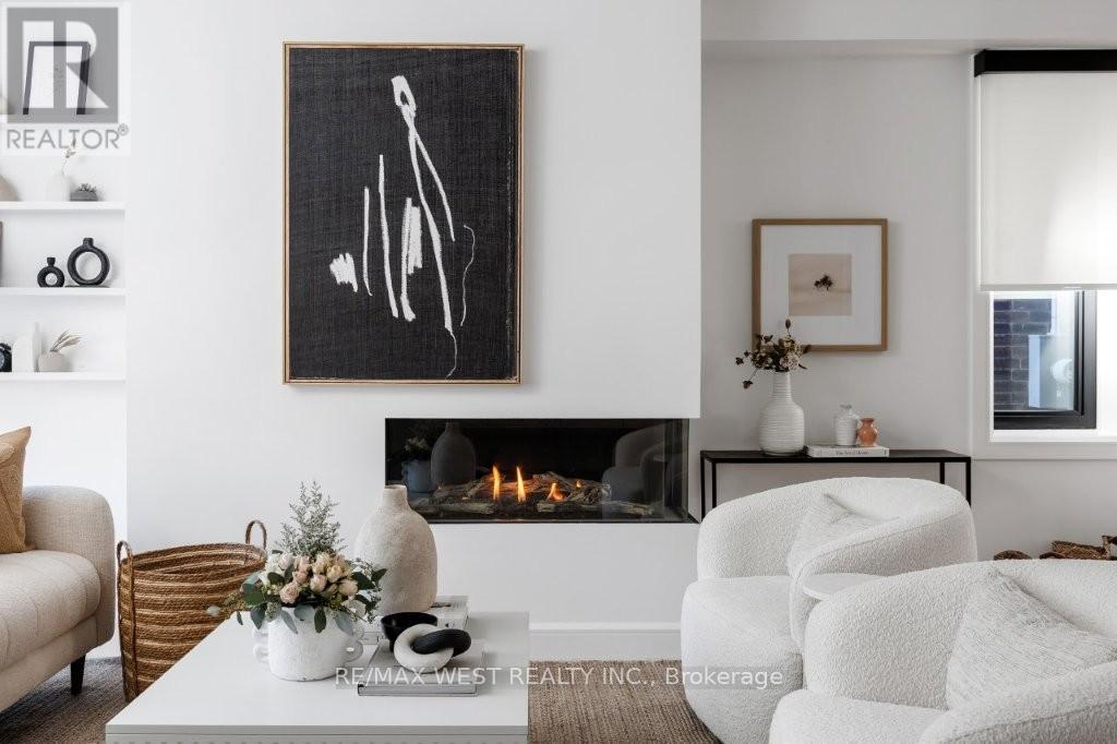 424 Clendenan Avenue, Toronto, Ontario  M6P 2X6 - Photo 5 - W12605326